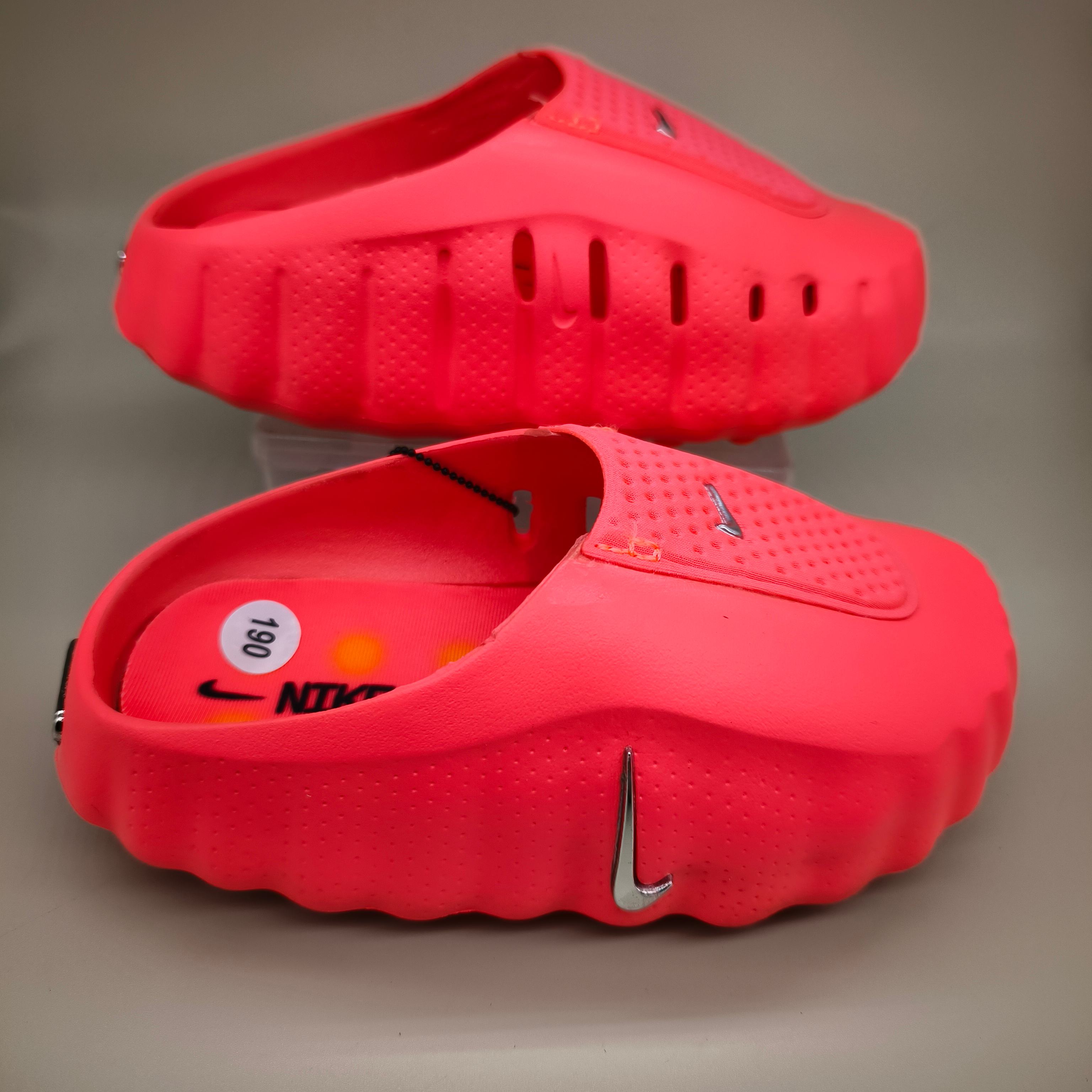 NO:770138,Nike Mind 001 all-in-one massage slippers, sizes 24-35, brand new, with tag, toe design, breathable holes in the upper, 22 orange massage points on the sole, soft and elastic, silver Swoosh logo, full of details, multiple colors available, red/grey/black/off-white/khaki, same style for men and women, not stuffy to wear in summer, slippers, stuart weitzman, slippers,19860909Nike Mind 001一体按摩拖鞋 尺码24-35 全新,带吊牌 包头设计,鞋面透气孔洞 鞋底22个橙色按摩点,脚感软弹 银色Swoosh标志,细节满满 多色可选红色/灰色/黑色/米白/卡其 男女同款,夏天穿不闷脚,拖鞋,stuart weitzman,slippers,,Children's