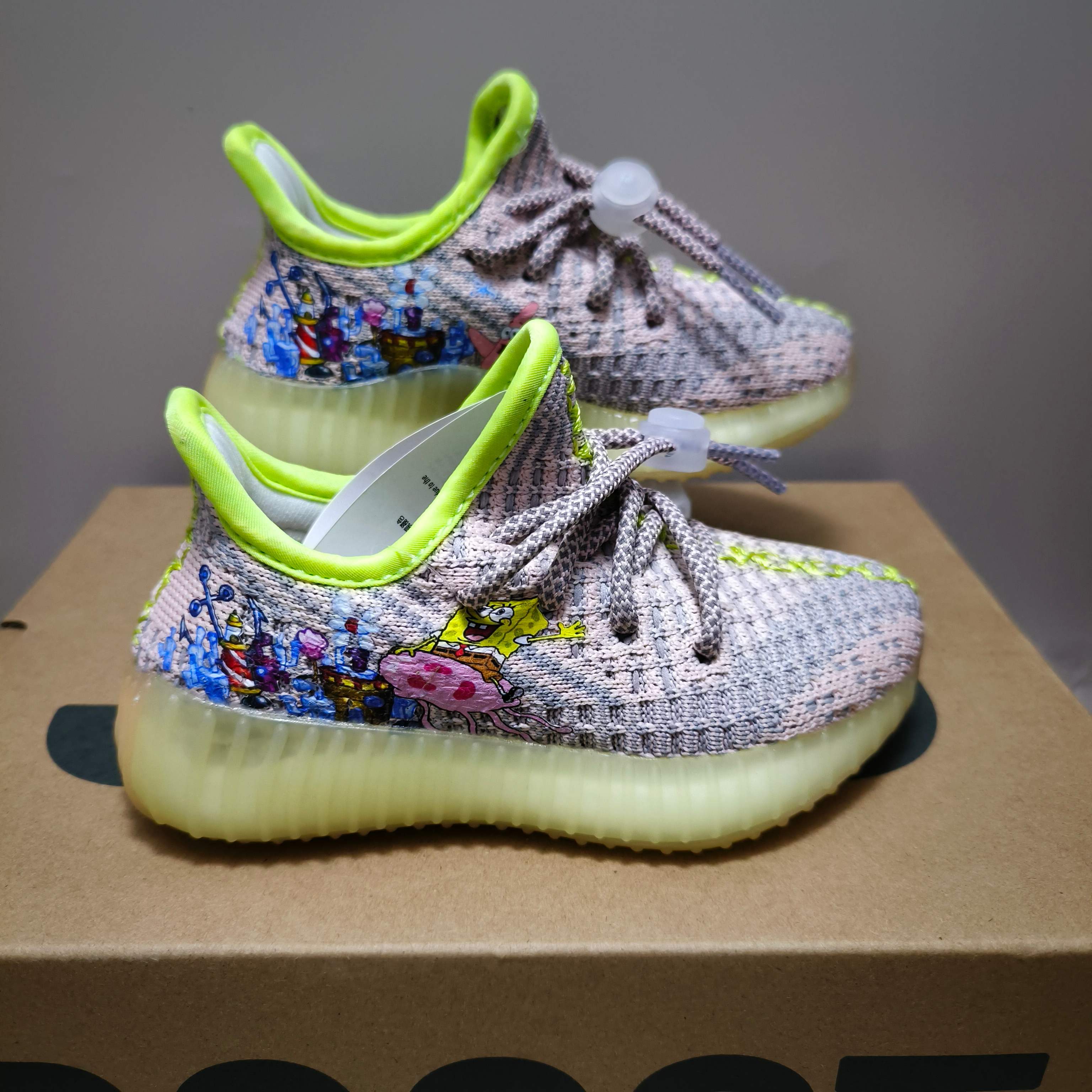 NO:770145,Adidas Coconut V2 Children's Shoes SIZE 25-36 size Fly-knit upper, breathable and lightweight, comfortable to wear Cartoon co-branded model, SpongeBob SquarePants, Minions, Ultraman, Doraemon, One Piece, etc. available, cute colors, suitable for children, Adidas,19860909阿迪达斯椰子 V2童鞋 SIZE25-36码 飞织鞋面,透气轻便,穿着舒服 卡通联名款,海绵宝宝、小黄人、奥特曼、哆啦A梦、海贼王等多款可选,配色可爱,适合小朋友,阿迪达斯,,Children's