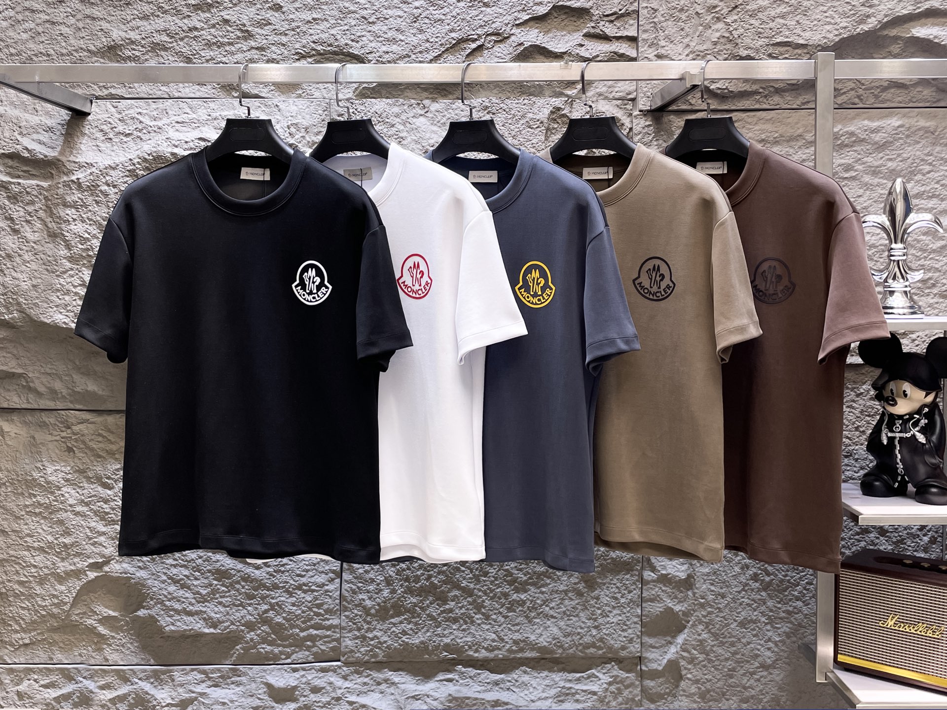 NO:499608,MONCLER Autumn Gaoke short-sleeved, 320g air-layer fabric, three-dimensional, delicate and delicate. The fabric is crisp, wrinkle-resistant, wear-resistant, moisture-absorbing, breathable, neat and stylish. Color Black/white/gray/khaki/coffee Number of codes M- 3XL,,T-shirt,alexander wang19860909MONCLER秋季高克重短袖、320克空气层面料 立体精致细腻.面料挺括抗皱耐磨,吸湿速干透气,利落有型. 颜色 黑色/白色/灰色/卡其/咖色 码数 M- 3XL,,T-shirt,alexander wang,Men's clothing