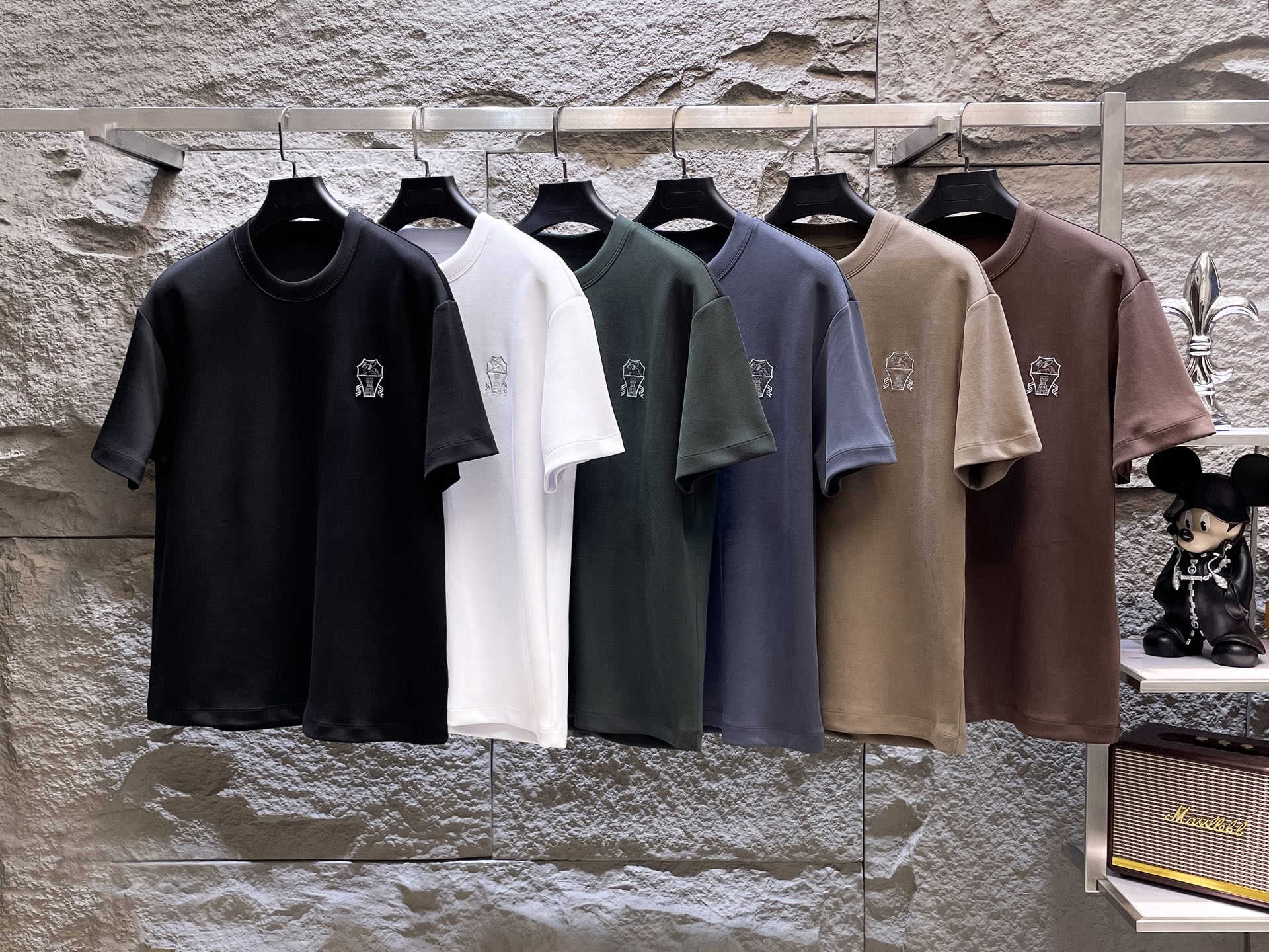 NO:499604,BC autumn high-weight short-sleeved, 320g air-layer fabric, three-dimensional, delicate and delicate. The fabric is crisp, wrinkle-resistant, wear-resistant, moisture-absorbing, breathable, neat and stylish. Color Black/white/gray/khaki/coffee/green Size M- 3XL,,T-shirt,alexander wang19860909BC秋季高克重短袖、320克空气层面料 立体精致细腻.面料挺括抗皱耐磨,吸湿速干透气,利落有型. 颜色 黑色/白色/灰色/卡其/咖色/绿色 码数 M- 3XL,,T-shirt,alexander wang,Men's clothing