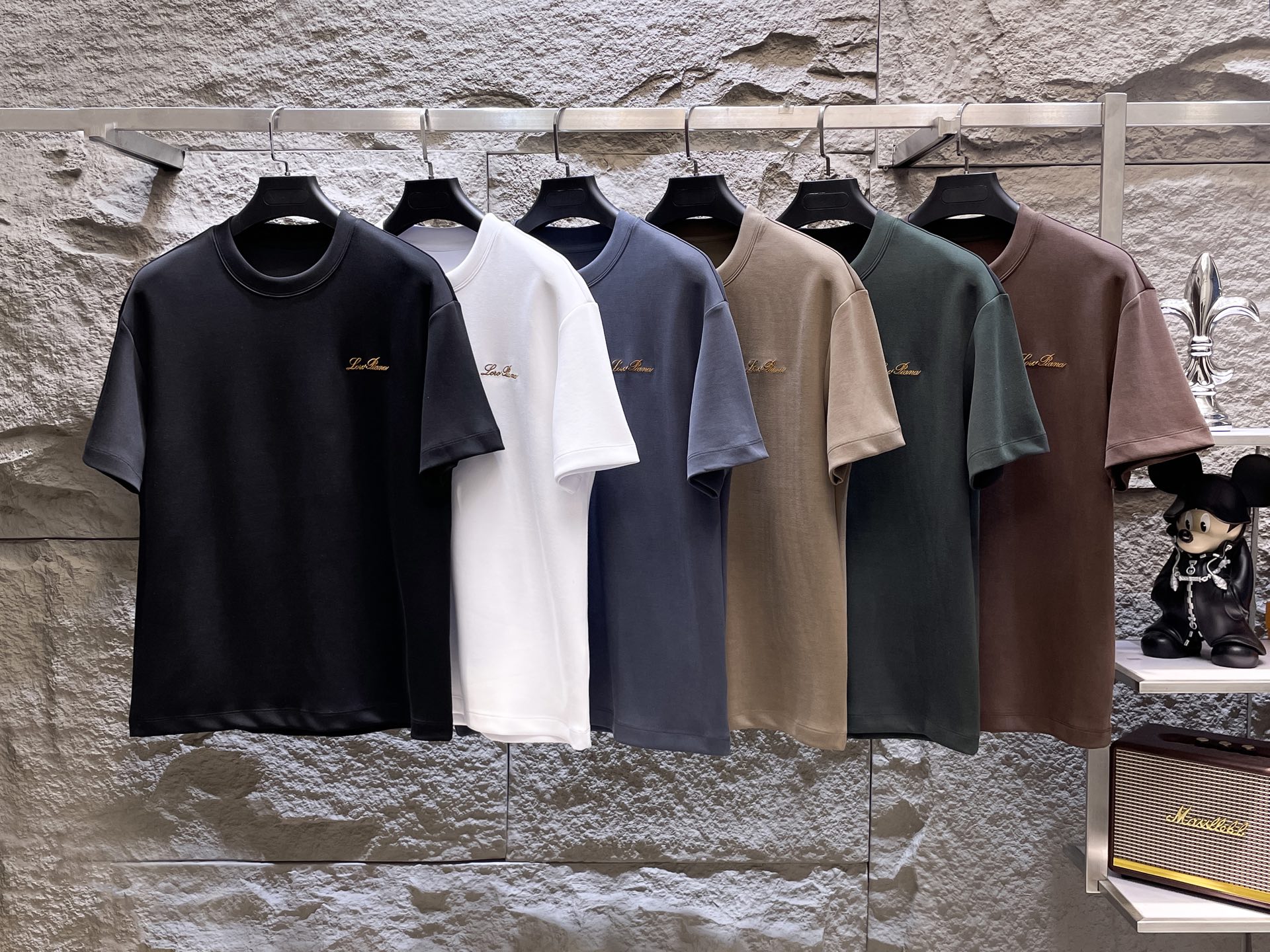 NO:499599,Loro piano autumn high-weight short-sleeved, 320 grams air-layer fabric, three-dimensional, delicate and delicate. The fabric is crisp, wrinkle-resistant, wear-resistant, moisture-absorbing, breathable, neat and stylish. Color Black/white/gray/khaki/coffee/green Size M- 3XL,,loro piano,T-shirt,alexander wang19860909Loro piana秋季高克重短袖、320克空气层面料 立体精致细腻.面料挺括抗皱耐磨,吸湿速干透气,利落有型. 颜色 黑色/白色/灰色/卡其/咖色/绿色 码数 M- 3XL,,loro piana,T-shirt,alexander wang,Men's clothing