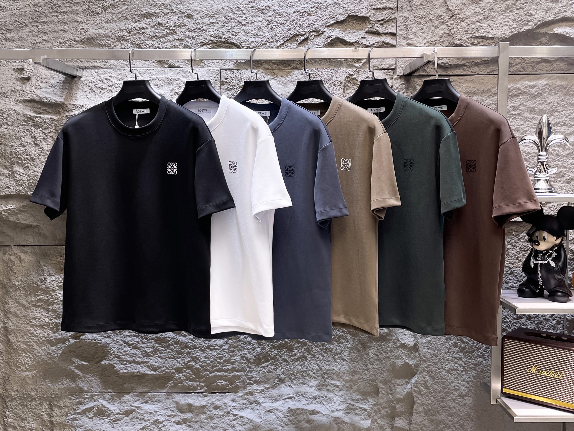 NO:499594,LOEWE autumn high-weight short-sleeved, 320g air-layer fabric, three-dimensional, delicate and delicate. The fabric is crisp, wrinkle-resistant, wear-resistant, moisture-absorbing, breathable, neat and stylish. Color Black/white/gray/khaki/coffee/green Size M- 3XL,,loewe,T-shirt,alexander wang19860909LOEWE秋季高克重短袖、320克空气层面料 立体精致细腻.面料挺括抗皱耐磨,吸湿速干透气,利落有型. 颜色 黑色/白色/灰色/卡其/咖色/绿色 码数 M- 3XL,,loewe,T-shirt,alexander wang,Men's clothing