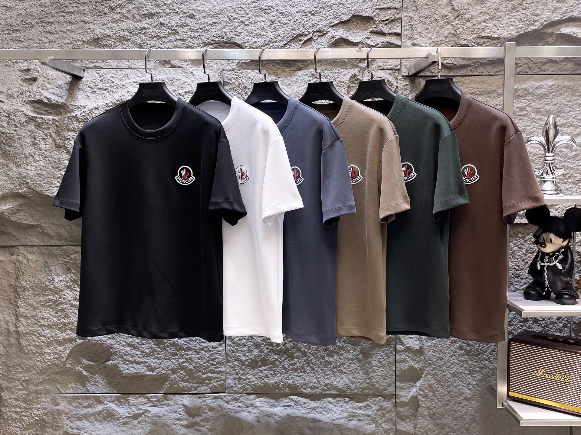NO:499591,MONCLER Autumn Gaoke short-sleeved, 320g air-layer fabric is three-dimensional, delicate and delicate. The fabric is crisp, wrinkle-resistant, wear-resistant, moisture-absorbing, breathable, neat and stylish. Color Black/white/gray/khaki/coffee/green Size M- 3XL,,T-shirt,alexander wang19860909MONCLER秋季高克重短袖、320克空气层面料 立体精致细腻.面料挺括抗皱耐磨,吸湿速干透气,利落有型. 颜色 黑色/白色/灰色/卡其/咖色/绿色 码数 M- 3XL,,T-shirt,alexander wang,Men's clothing