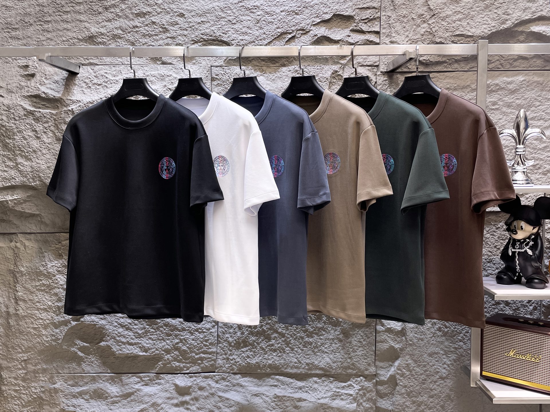 NO:499587,VERSACE autumn high-weight short-sleeved, 320g air-layer fabric, three-dimensional, delicate and delicate. The fabric is crisp, wrinkle-resistant, wear-resistant, moisture-absorbing, breathable, neat and stylish. Color Black/white/gray/khaki/coffee/green Size M- 3XL,,versace,T-shirt,alexander wang19860909VERSACE秋季高克重短袖、320克空气层面料 立体精致细腻.面料挺括抗皱耐磨,吸湿速干透气,利落有型. 颜色 黑色/白色/灰色/卡其/咖色/绿色 码数 M- 3XL,,versace,T-shirt,alexander wang,Men's clothing