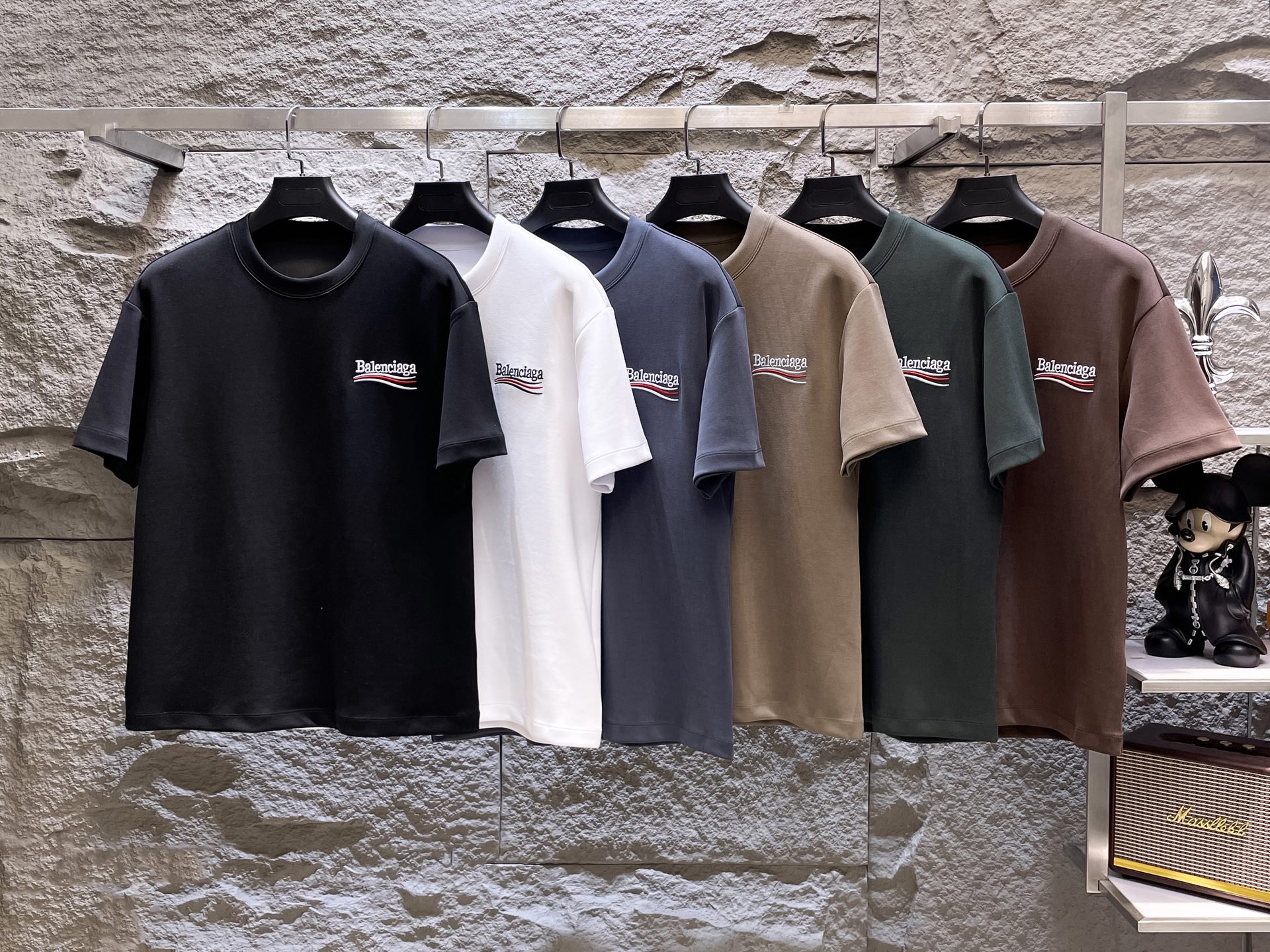 NO:499584,BALENCIAGA autumn high-weight short-sleeved, 320g air-layer fabric, three-dimensional, delicate and delicate. The fabric is crisp, wrinkle-resistant, wear-resistant, moisture-absorbing, breathable, neat and stylish. Color Black/white/gray/khaki/coffee/green Size M- 3XL,,balenciaga,T-shirt,alexander wang19860909BALENCIAGA秋季高克重短袖、320克空气层面料 立体精致细腻.面料挺括抗皱耐磨,吸湿速干透气,利落有型. 颜色 黑色/白色/灰色/卡其/咖色/绿色 码数 M- 3XL,,balenciaga,T-shirt,alexander wang,Men's clothing