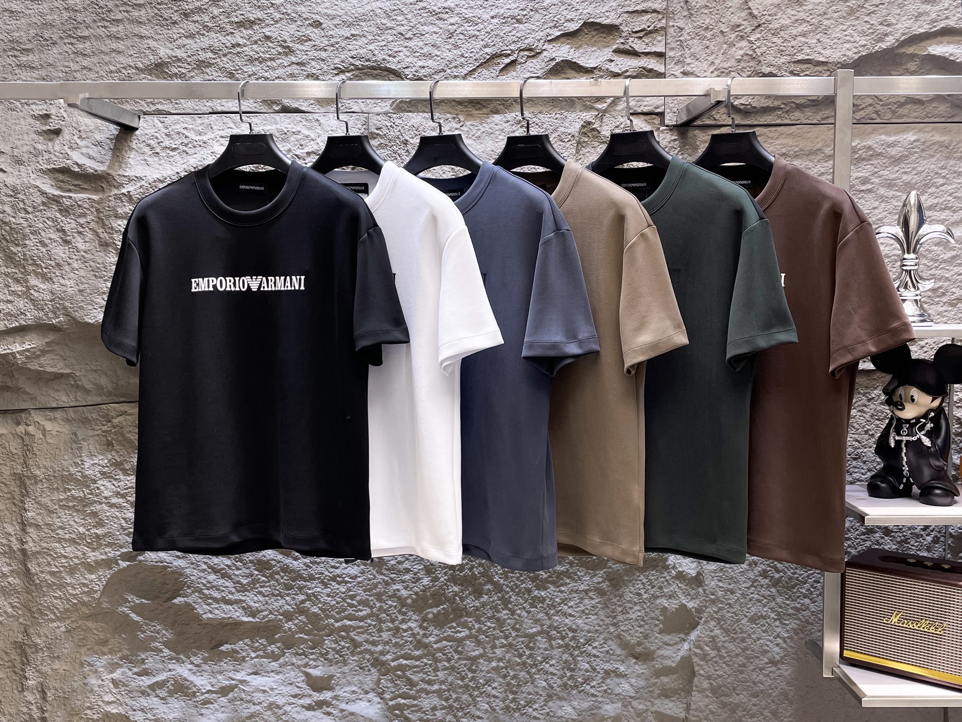 NO:499580,ARMANI autumn high-weight short-sleeved, 320g air-layer fabric, three-dimensional, delicate and delicate. The fabric is crisp, wrinkle-resistant, wear-resistant, moisture-absorbing, breathable, neat and stylish. Color Black/white/gray/khaki/coffee/green Size M- 3XL,,armani,T-shirt,alexander wang19860909ARMANI秋季高克重短袖、320克空气层面料 立体精致细腻.面料挺括抗皱耐磨,吸湿速干透气,利落有型. 颜色 黑色/白色/灰色/卡其/咖色/绿色 码数 M- 3XL,,armani,T-shirt,alexander wang,Men's clothing