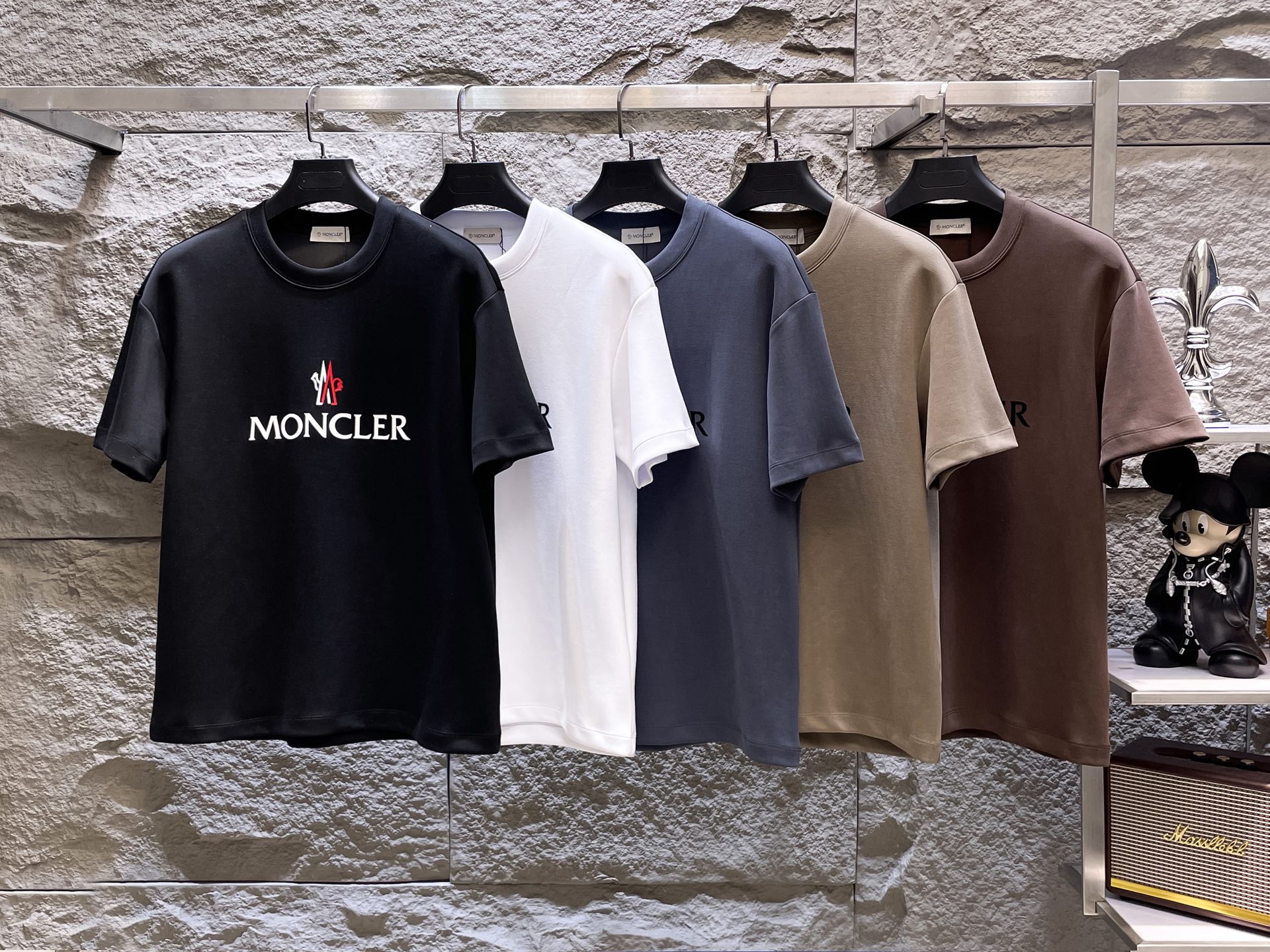 NO:499574,MONCLER Autumn Gaoke short-sleeved, 320g air-layer fabric, three-dimensional, delicate and delicate. The fabric is crisp, wrinkle-resistant, wear-resistant, moisture-absorbing, breathable, neat and stylish. Color Black/white/gray/khaki/coffee Number of codes M- 3XL,,T-shirt,alexander wang19860909MONCLER秋季高克重短袖、320克空气层面料 立体精致细腻.面料挺括抗皱耐磨,吸湿速干透气,利落有型. 颜色 黑色/白色/灰色/卡其/咖色 码数 M- 3XL,,T-shirt,alexander wang,Men's clothing