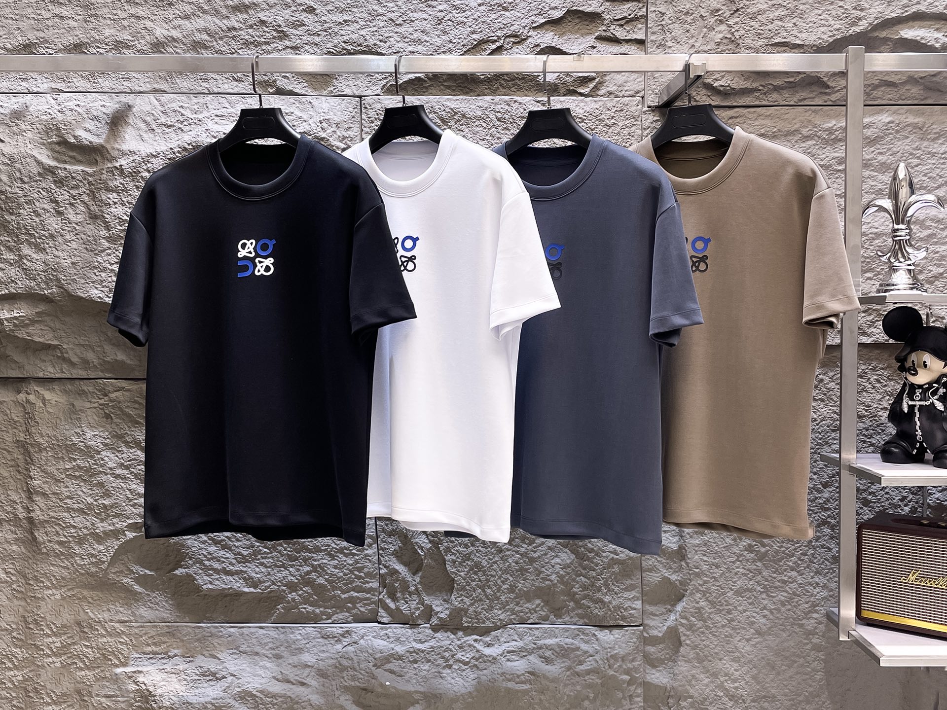 NO:499570,LOEWE autumn high-weight short-sleeved, 320g air-layer fabric, three-dimensional, delicate and delicate. The fabric is crisp, wrinkle-resistant, wear-resistant, moisture-absorbing, breathable, neat and stylish. Color Black/white/gray/khaki/ Size M- 3XL,,loewe,T-shirt,alexander wang19860909LOEWE秋季高克重短袖、320克空气层面料 立体精致细腻.面料挺括抗皱耐磨,吸湿速干透气,利落有型. 颜色 黑色/白色/灰色/卡其/ 码数 M- 3XL,,loewe,T-shirt,alexander wang,Men's clothing