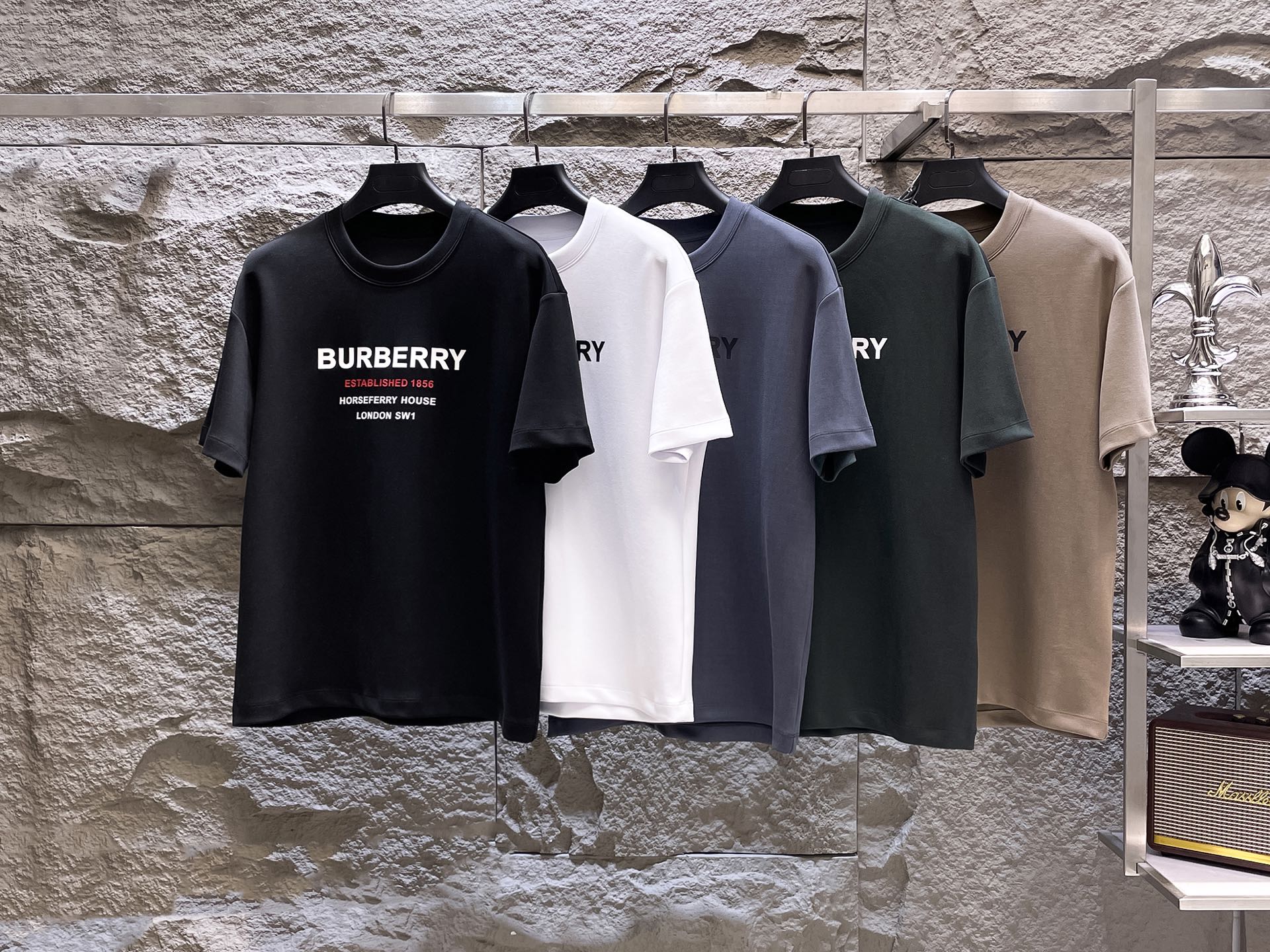 NO:499566,BURBERRY autumn high-weight short-sleeved, 320g air-layer fabric, three-dimensional, delicate and delicate. The fabric is crisp, wrinkle-resistant, wear-resistant, moisture-absorbing, breathable, neat and stylish. Color Black/white/gray/khaki/green Size M- 3XL,,burberry,T-shirt,alexander wang19860909BURBERRY秋季高克重短袖、320克空气层面料 立体精致细腻.面料挺括抗皱耐磨,吸湿速干透气,利落有型. 颜色 黑色/白色/灰色/卡其/绿色 码数 M- 3XL,,burberry,T-shirt,alexander wang,Men's clothing