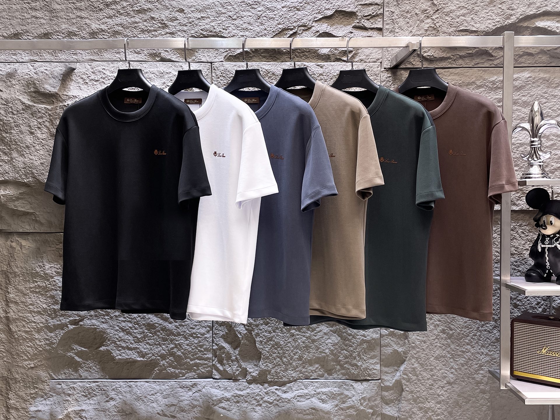 NO:499562,Loro Piana autumn high-weight short-sleeved, 320g air-layer fabric, three-dimensional, delicate and delicate. The fabric is crisp, wrinkle-resistant, wear-resistant, moisture-absorbing, breathable, neat and stylish. Color Black/white/gray/khaki/coffee/green Size M- 3XL,,loro pigana,T-shirt,alexander wang19860909Loro Piana秋季高克重短袖、320克空气层面料 立体精致细腻.面料挺括抗皱耐磨,吸湿速干透气,利落有型. 颜色 黑色/白色/灰色/卡其/咖色/绿色 码数 M- 3XL,,loro piana,T-shirt,alexander wang,Men's clothing