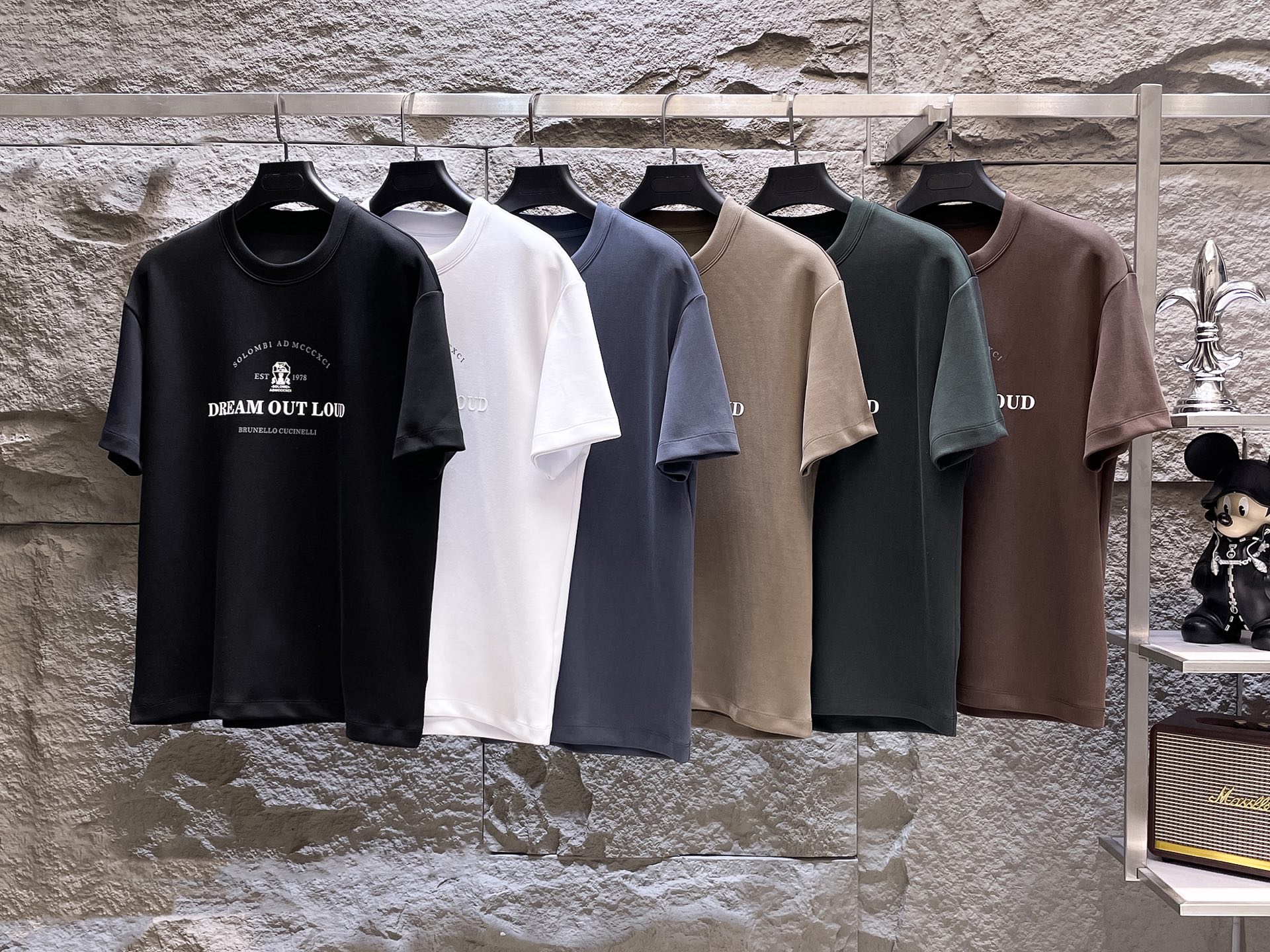 NO:499556,BC autumn high-weight short-sleeved, 320g air-layer fabric, three-dimensional, delicate and delicate. The fabric is crisp, wrinkle-resistant, wear-resistant, moisture-absorbing, breathable, neat and stylish. Color Black/white/gray/khaki/coffee/green Size M- 3XL,,T-shirt,alexander wang19860909BC秋季高克重短袖、320克空气层面料 立体精致细腻.面料挺括抗皱耐磨,吸湿速干透气,利落有型. 颜色 黑色/白色/灰色/卡其/咖色/绿色 码数 M- 3XL,,T-shirt,alexander wang,Men's clothing