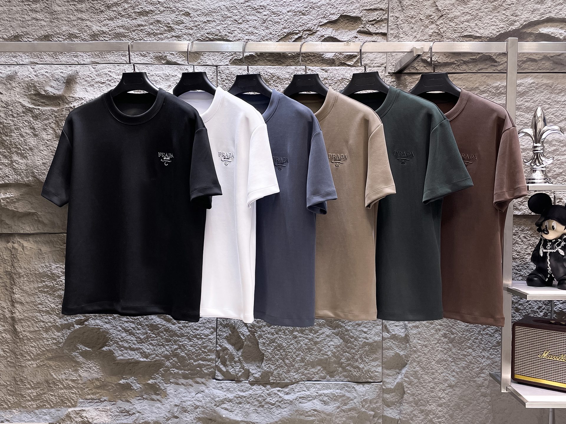 NO:499553,PRADA autumn high-weight short-sleeved, 320g air-layer fabric, three-dimensional, delicate and delicate. The fabric is crisp, wrinkle-resistant, wear-resistant, moisture-absorbing, breathable, neat and stylish. Color Black/white/gray/khaki/coffee/green Size M- 3XL,,prada,T-shirt,alexander wang19860909PRADA秋季高克重短袖、320克空气层面料 立体精致细腻.面料挺括抗皱耐磨,吸湿速干透气,利落有型. 颜色 黑色/白色/灰色/卡其/咖色/绿色 码数 M- 3XL,,prada,T-shirt,alexander wang,Men's clothing