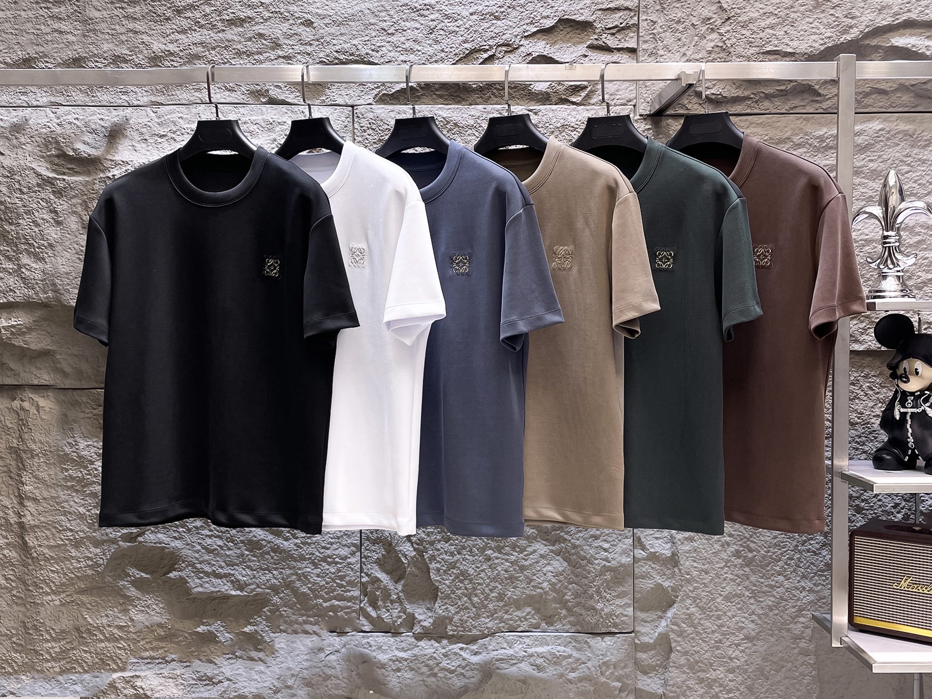 NO:499545,LOEWE autumn high-weight short-sleeved, 320g air-layer fabric, three-dimensional, delicate and delicate. The fabric is crisp, wrinkle-resistant, wear-resistant, moisture-absorbing, breathable, neat and stylish. Color Black/white/gray/khaki/coffee/green Size M- 3XL,,loewe,T-shirt,alexander wang19860909LOEWE秋季高克重短袖、320克空气层面料 立体精致细腻.面料挺括抗皱耐磨,吸湿速干透气,利落有型. 颜色 黑色/白色/灰色/卡其/咖色/绿色 码数 M- 3XL,,loewe,T-shirt,alexander wang,Men's clothing