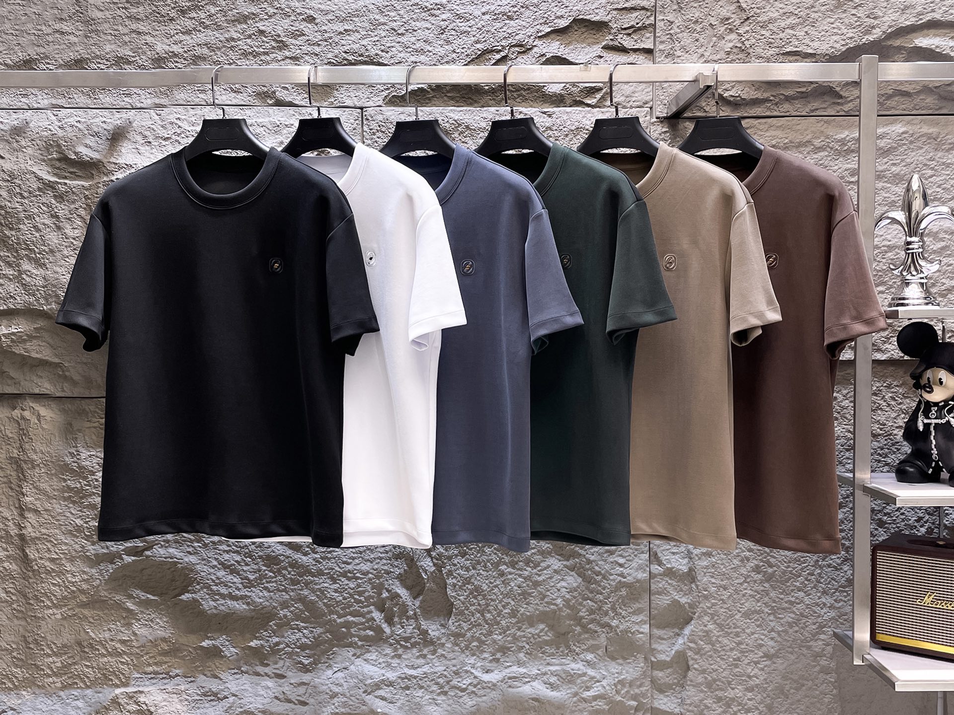 NO:499549,ZEGNA autumn high-weight short-sleeved, 320g air-layer fabric, three-dimensional, delicate and delicate. The fabric is crisp, wrinkle-resistant, wear-resistant, moisture-absorbing, breathable, neat and stylish. Color Black/white/gray/khaki/coffee/green Size M- 3XL,,T-shirt,alexander wang19860909ZEGNA秋季高克重短袖、320克空气层面料 立体精致细腻.面料挺括抗皱耐磨,吸湿速干透气,利落有型. 颜色 黑色/白色/灰色/卡其/咖色/绿色 码数 M- 3XL,,T-shirt,alexander wang,Men's clothing