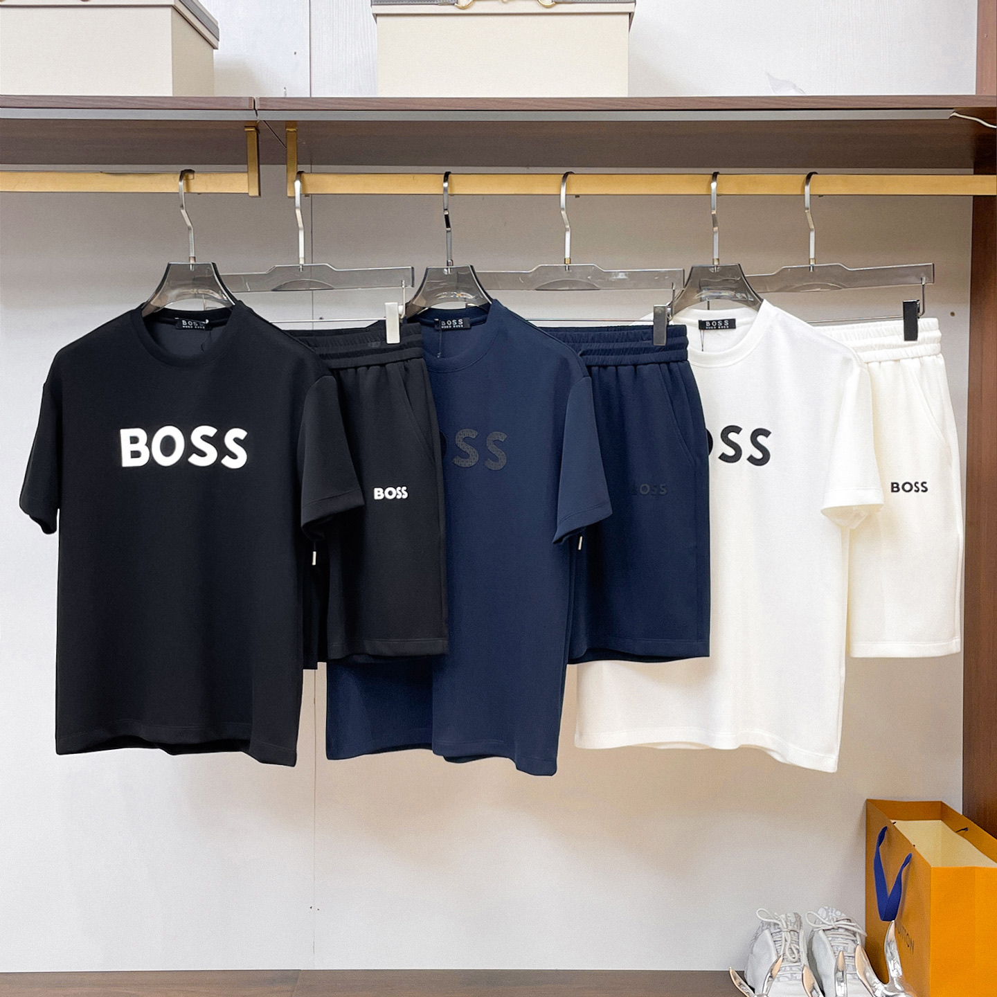 NO:937363,BOSS’s new model is full of high-end feel!  The details are exquisite and high-end, and the air layer fabric is three-dimensional and exquisite. The fabric is stiff, anti-wrinkle and wear-resistant, moisture-absorbent, quick-drying and breathable, neat and stylish. Color Black/White/Blue Size M- 3XL,,19860909BOSS新款高级感满满！细节精致高档,空气层面料 立体精致细腻.面料挺括抗皱耐磨,吸湿速干透气,利落有型. 颜色 黑色/白色/蓝色 码数 M- 3XL,,,Men's clothing