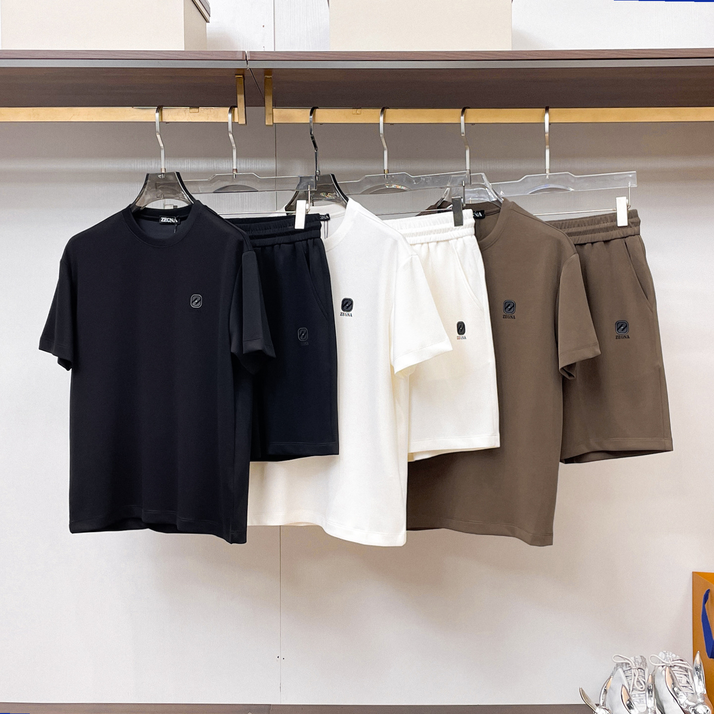 NO:912873,ZEGNA’s new model is full of high-end feel!  The details are exquisite and high-end, and the air layer fabric is three-dimensional and exquisite. The fabric is stiff, anti-wrinkle and wear-resistant, moisture-absorbent, quick-drying and breathable, neat and stylish. Color Black/White/Blue/Apricot/Green Size M- 3XL,,19860909ZEGNA新款高级感满满！细节精致高档,空气层面料 立体精致细腻.面料挺括抗皱耐磨,吸湿速干透气,利落有型. 颜色 黑色/白色/蓝色/杏色/绿色 码数 M- 3XL,,,Men's clothing