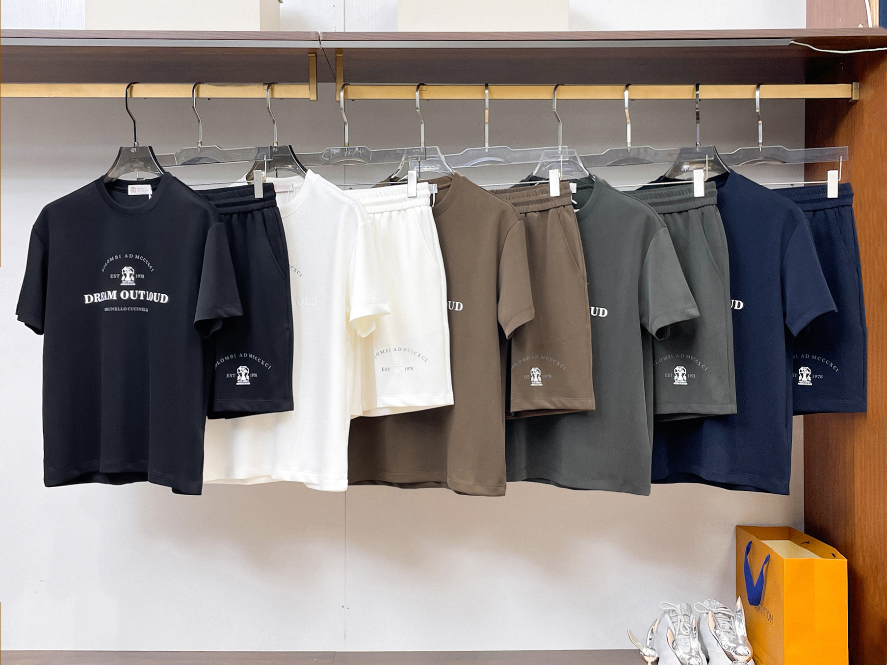 NO:912875,BRUNELLO CUCINELLI’s new style is full of high-end feel!  The details are exquisite and high-end, and the air layer fabric is three-dimensional and exquisite. The fabric is stiff, anti-wrinkle and wear-resistant, moisture-absorbent, quick-drying and breathable, neat and stylish. Color black/white/blue/apricot/green Size M- 3XL,, brunello cucinelli,19860909BRUNELLO CUCINELLI新款高级感满满！细节精致高档,空气层面料 立体精致细腻.面料挺括抗皱耐磨,吸湿速干透气,利落有型. 颜色 黑色/白色/蓝色/杏色/绿色 码数 M- 3XL,,brunello cucinelli,,Men's clothing