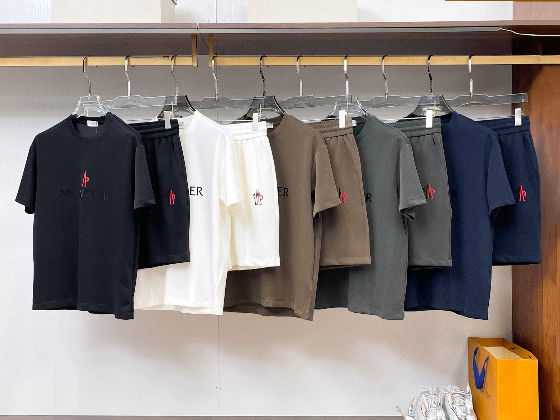 NO:912869,MONCLER’s new style is full of high-end feel!  The details are exquisite and high-end, and the air layer fabric is three-dimensional and exquisite. The fabric is stiff, anti-wrinkle and wear-resistant, moisture-absorbent, quick-drying and breathable, neat and stylish. Color Black/White/Blue/Apricot/Green Size M- 3XL,,19860909MONCLER新款高级感满满！细节精致高档,空气层面料 立体精致细腻.面料挺括抗皱耐磨,吸湿速干透气,利落有型. 颜色 黑色/白色/蓝色/杏色/绿色 码数 M- 3XL,,,Men's clothing