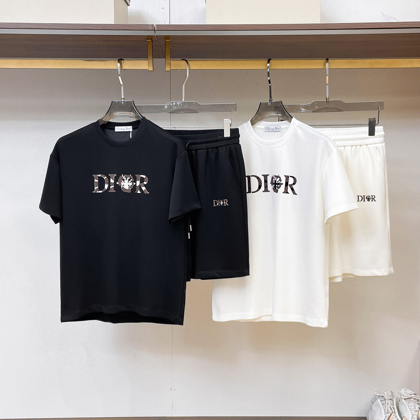 NO:912845,DIOR’s new style is full of high-end feel!  The details are exquisite and high-end, and the air layer fabric is three-dimensional and exquisite. The fabric is stiff, anti-wrinkle and wear-resistant, moisture-absorbent, quick-drying and breathable, neat and stylish. Color Black/White Size M- 3XL,, dior,19860909DIOR新款高级感满满！细节精致高档,空气层面料 立体精致细腻.面料挺括抗皱耐磨,吸湿速干透气,利落有型. 颜色 黑色/白色 码数 M- 3XL,,dior,,Men's clothing