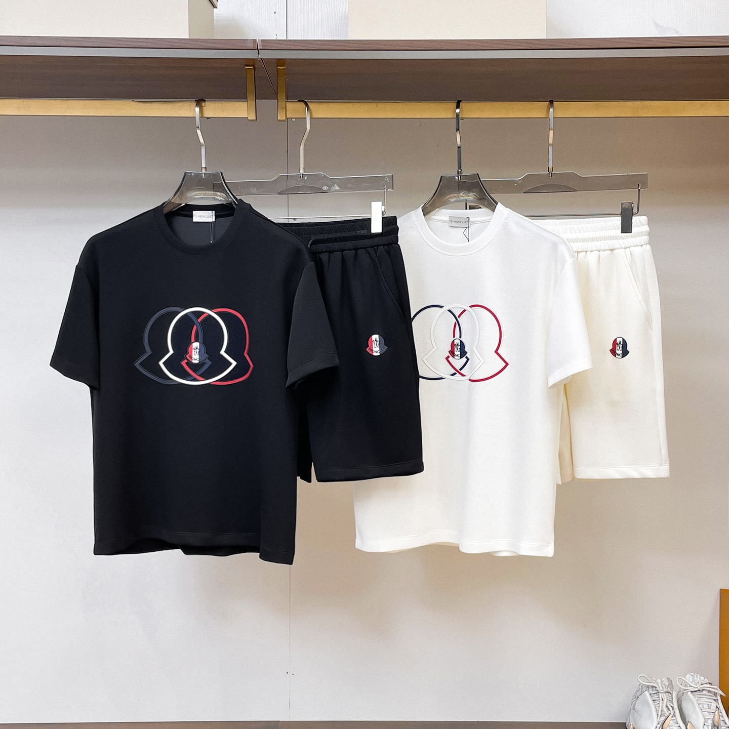 NO:947544,MONCLER’s new style is full of high-end feel!  The details are exquisite and high-end, and the air layer fabric is three-dimensional and exquisite. The fabric is stiff, anti-wrinkle and wear-resistant, moisture-absorbent, quick-drying and breathable, neat and stylish. Color Black/White Size M- 3XL,,19860909MONCLER新款高级感满满！细节精致高档,空气层面料 立体精致细腻.面料挺括抗皱耐磨,吸湿速干透气,利落有型. 颜色 黑色/白色 码数 M- 3XL,,,Men's clothing