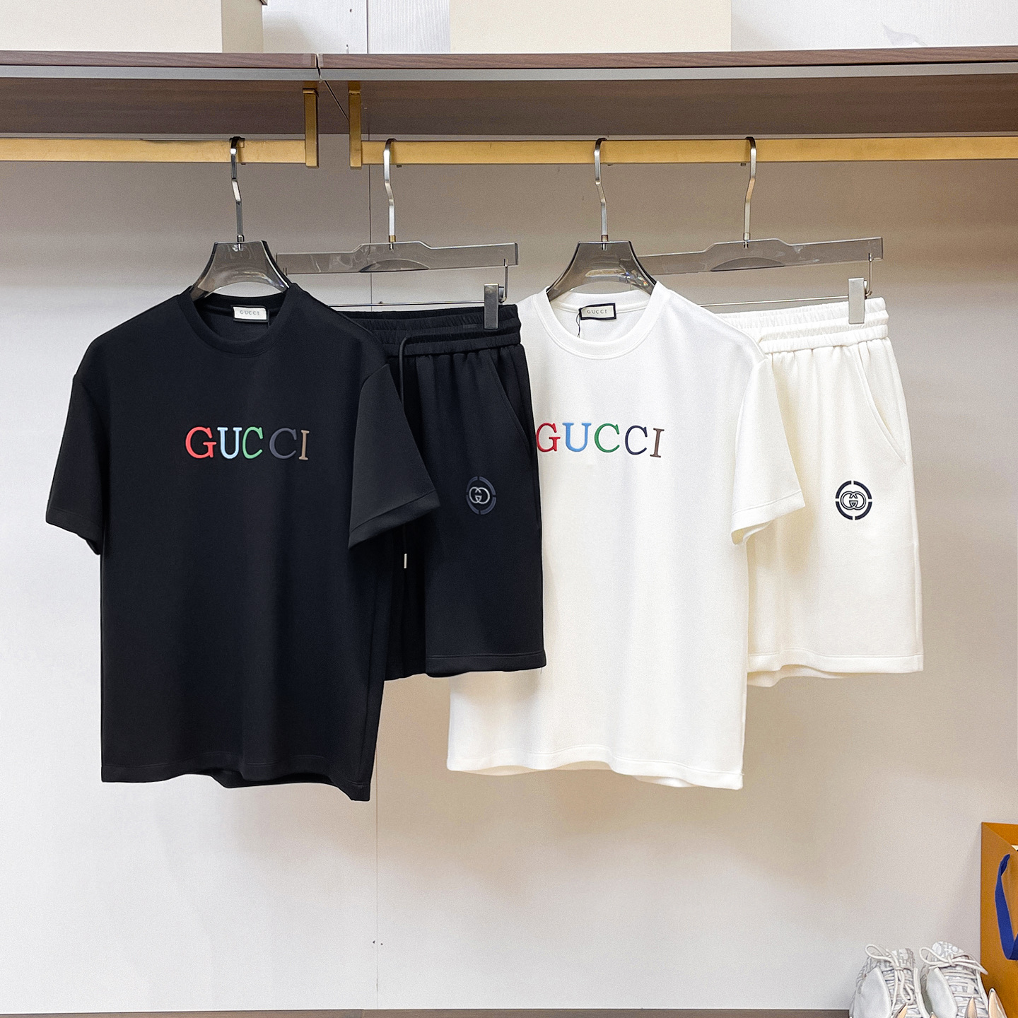 NO:947620,GUCCI’s new model is full of high-end feel!  The details are exquisite and high-end, and the air layer fabric is three-dimensional and exquisite. The fabric is stiff, wrinkle-resistant and wear-resistant, moisture-absorbent, quick-drying and breathable, neat and stylish. Color Black/White Size M- 3XL,,gucci,19860909GUCCI新款高级感满满！细节精致高档,空气层面料 立体精致细腻.面料挺括抗皱耐磨,吸湿速干透气,利落有型. 颜色 黑色/白色 码数 M- 3XL,,gucci,,Men's clothing