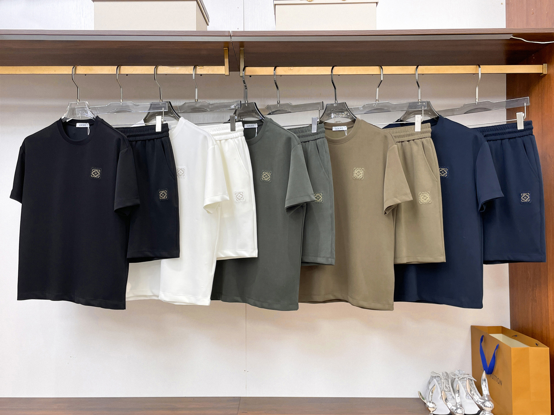 NO:947562,LOEWE’s new model is full of high-end feel!  The details are exquisite and high-end, and the air layer fabric is three-dimensional and exquisite. The fabric is stiff, anti-wrinkle and wear-resistant, moisture-absorbent, quick-drying and breathable, neat and stylish. Color Black/White/Blue/Apricot/Green Size M- 3XL,,loewe,19860909LOEWE新款高级感满满！细节精致高档,空气层面料 立体精致细腻.面料挺括抗皱耐磨,吸湿速干透气,利落有型. 颜色 黑色/白色/蓝色/杏色/绿色 码数 M- 3XL,,loewe,,Men's clothing