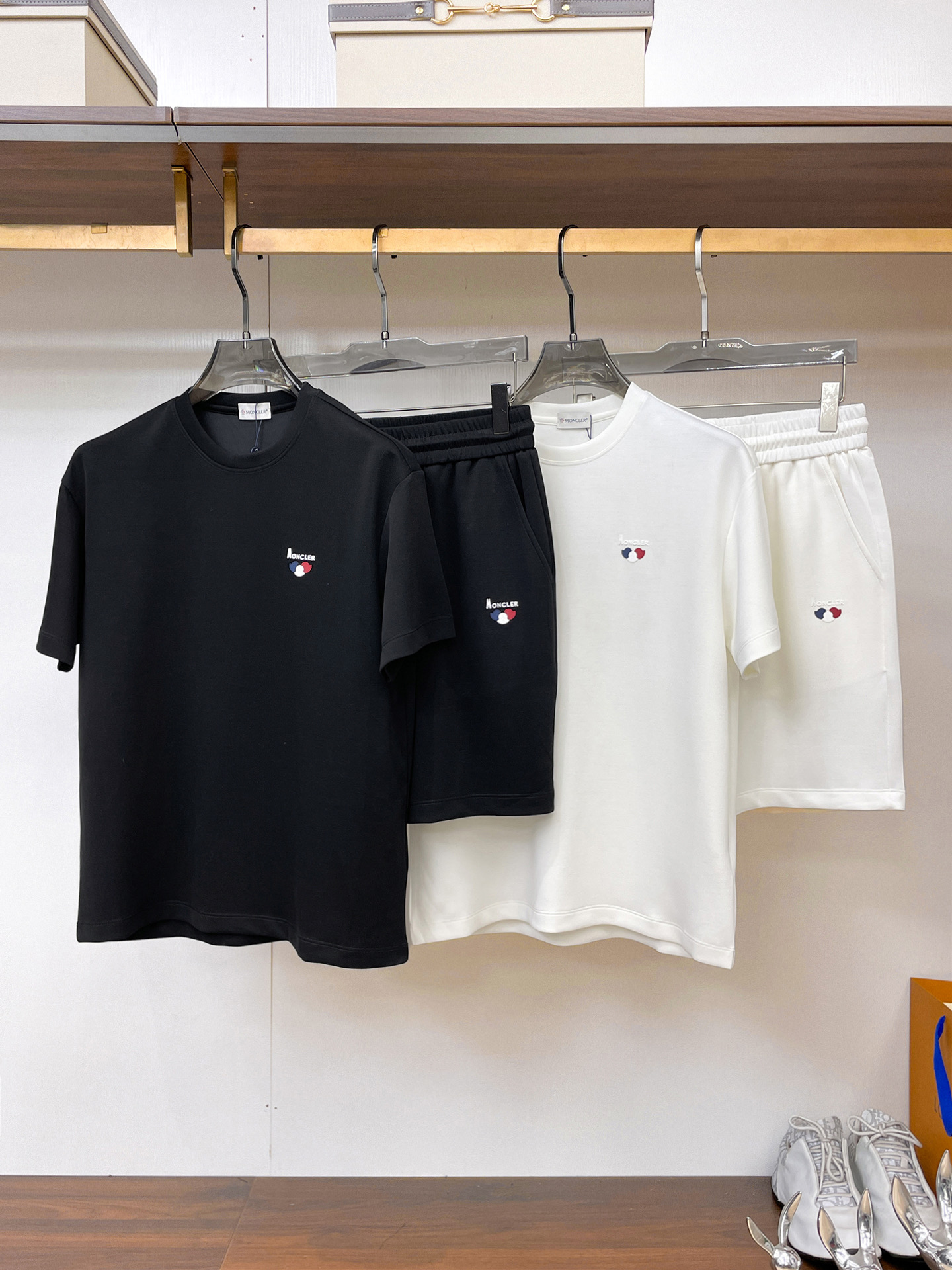 NO:938079,MONCLER’s new style is full of high-end feel!  The details are exquisite and high-end, and the air layer fabric is three-dimensional and exquisite. The fabric is stiff, anti-wrinkle and wear-resistant, moisture-absorbent, quick-drying and breathable, neat and stylish. Color Black/White Size M- 3XL,,19860909MONCLER新款高级感满满！细节精致高档,空气层面料 立体精致细腻.面料挺括抗皱耐磨,吸湿速干透气,利落有型. 颜色 黑色/白色 码数 M- 3XL,,,Men's clothing