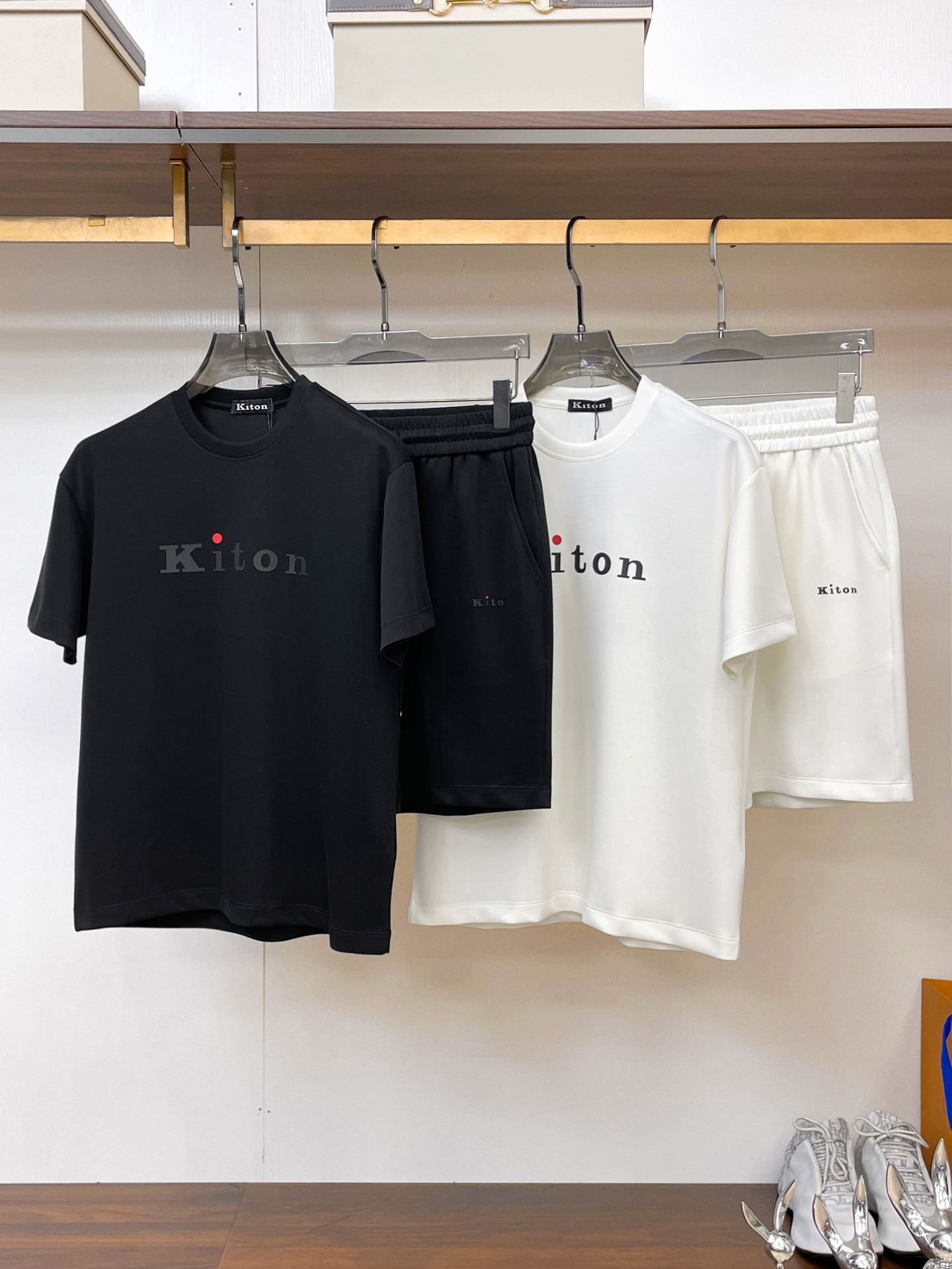 NO:938077,KITON’s new model is full of high-end feel!  The details are exquisite and high-end, and the air layer fabric is three-dimensional and exquisite. The fabric is stiff, anti-wrinkle and wear-resistant, moisture-absorbent, quick-drying and breathable, neat and stylish. Color Black/White Size M- 3XL,,19860909KITON新款高级感满满！细节精致高档,空气层面料 立体精致细腻.面料挺括抗皱耐磨,吸湿速干透气,利落有型. 颜色 黑色/白色 码数 M- 3XL,,,Men's clothing