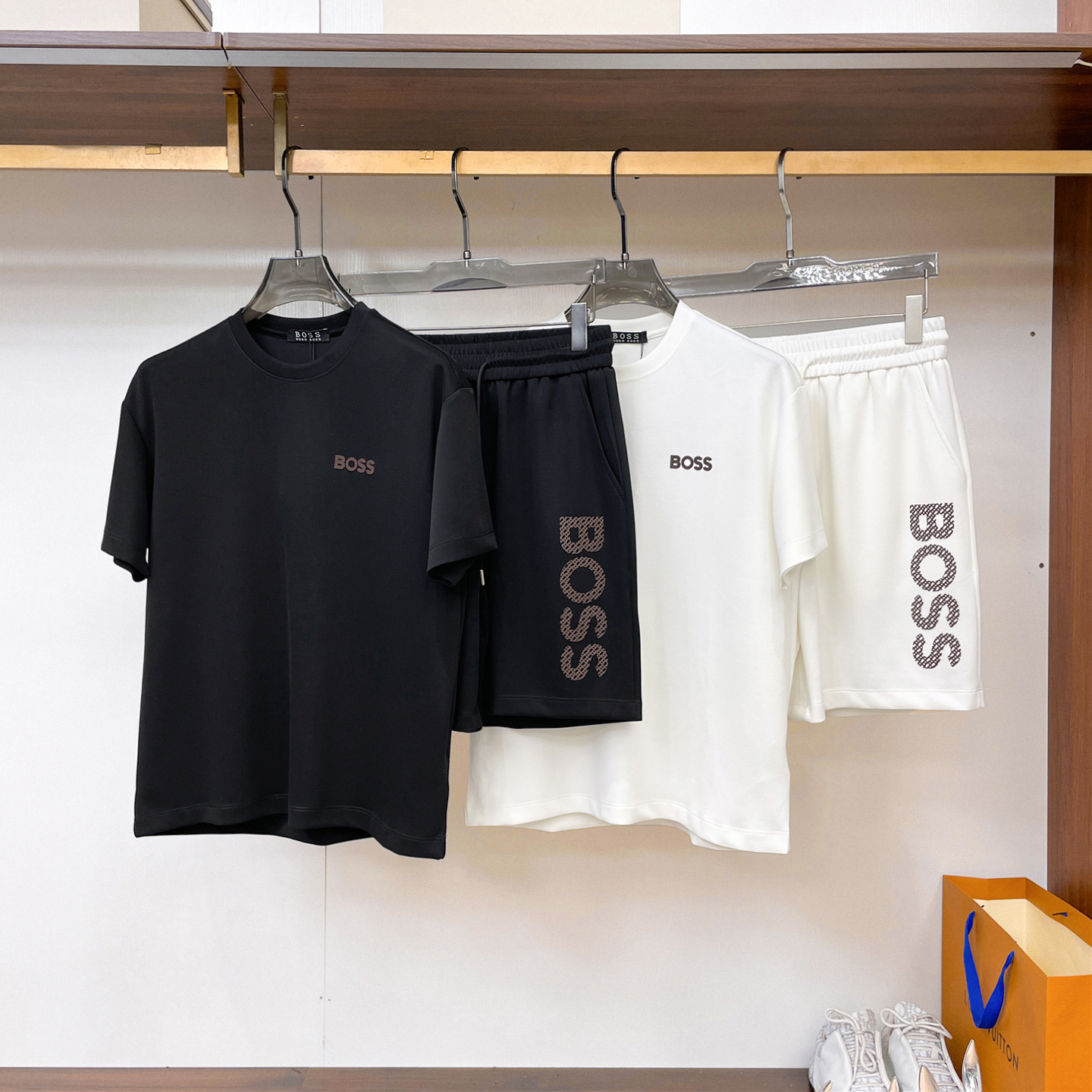 NO:938076,BOSS’s new model is full of high-end feel!  The details are exquisite and high-end, and the air layer fabric is three-dimensional and exquisite. The fabric is stiff, anti-wrinkle and wear-resistant, moisture-absorbent, quick-drying and breathable, neat and stylish. Color Black/White Size M- 3XL,,19860909BOSS新款高级感满满！细节精致高档,空气层面料 立体精致细腻.面料挺括抗皱耐磨,吸湿速干透气,利落有型. 颜色 黑色/白色 码数 M- 3XL,,,Men's clothing