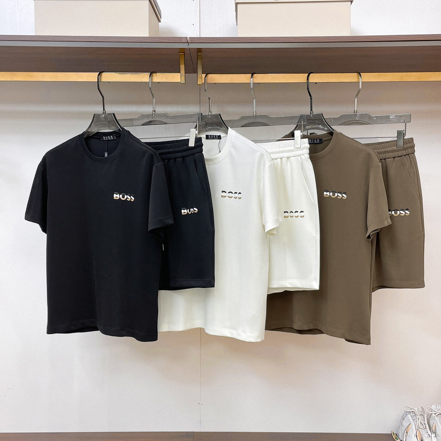 NO:938069,BOSS’s new model is full of high-end feel!  The details are exquisite and high-end, and the air layer fabric is three-dimensional and exquisite. The fabric is stiff, anti-wrinkle and wear-resistant, moisture-absorbent, quick-drying and breathable, neat and stylish. Color Black/White/Apricot Size M- 3XL,,19860909BOSS新款高级感满满！细节精致高档,空气层面料 立体精致细腻.面料挺括抗皱耐磨,吸湿速干透气,利落有型. 颜色 黑色/白色/杏色 码数 M- 3XL,,,Men's clothing