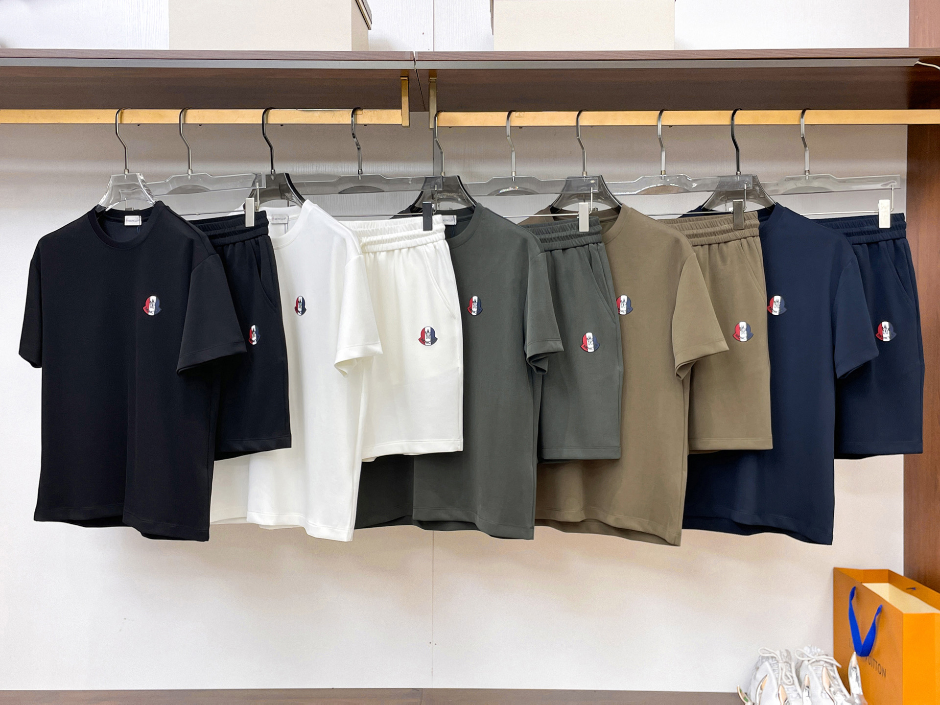 NO:938063,MONCLER’s new style is full of high-end feel!  The details are exquisite and high-end, and the air layer fabric is three-dimensional and exquisite. The fabric is stiff, anti-wrinkle and wear-resistant, moisture-absorbent, quick-drying and breathable, neat and stylish. Color Black/White/Blue/Apricot/Green Size M- 3XL,,19860909MONCLER新款高级感满满！细节精致高档,空气层面料 立体精致细腻.面料挺括抗皱耐磨,吸湿速干透气,利落有型. 颜色 黑色/白色/蓝色/杏色/绿色 码数 M- 3XL,,,Men's clothing