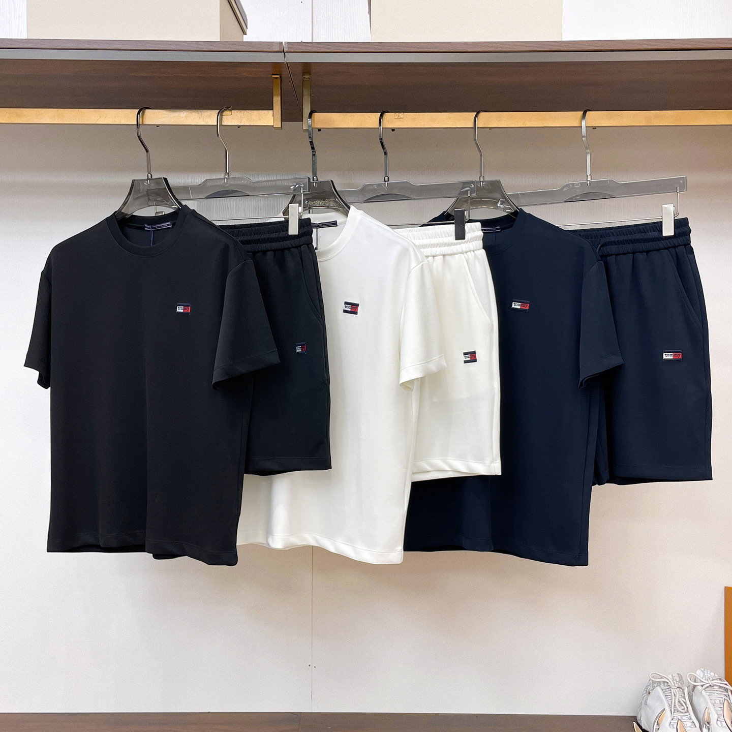 NO:938074,TOMMY’s new style is full of high-end feel!  The details are exquisite and high-end, and the air layer fabric is three-dimensional and exquisite. The fabric is stiff, anti-wrinkle and wear-resistant, moisture-absorbent, quick-drying and breathable, neat and stylish. Color Black/White/Blue Size M- 3XL,, tom ford,19860909TOMMY新款高级感满满！细节精致高档,空气层面料 立体精致细腻.面料挺括抗皱耐磨,吸湿速干透气,利落有型. 颜色 黑色/白色/蓝色 码数 M- 3XL,,tom ford,,Men's clothing