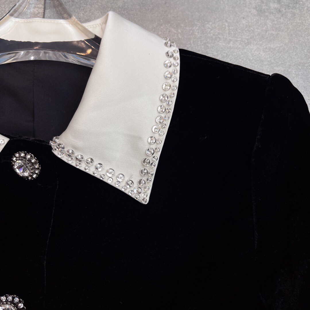 Luxurious Women’s Velvet Suit with Diamond Buttons, High Waist Design, Silk-Poly Blend - 图片 6