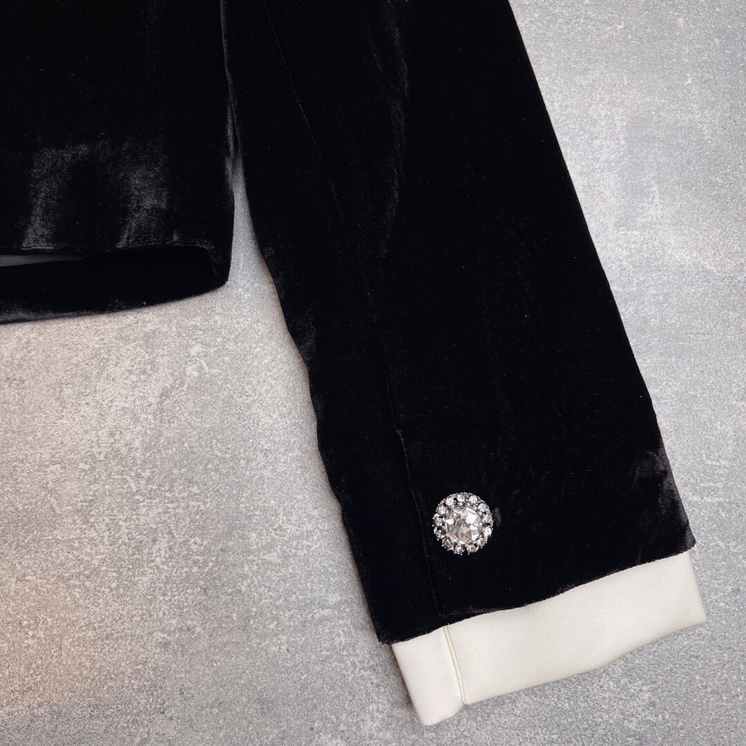 Luxurious Women’s Velvet Suit with Diamond Buttons, High Waist Design, Silk-Poly Blend - 图片 9
