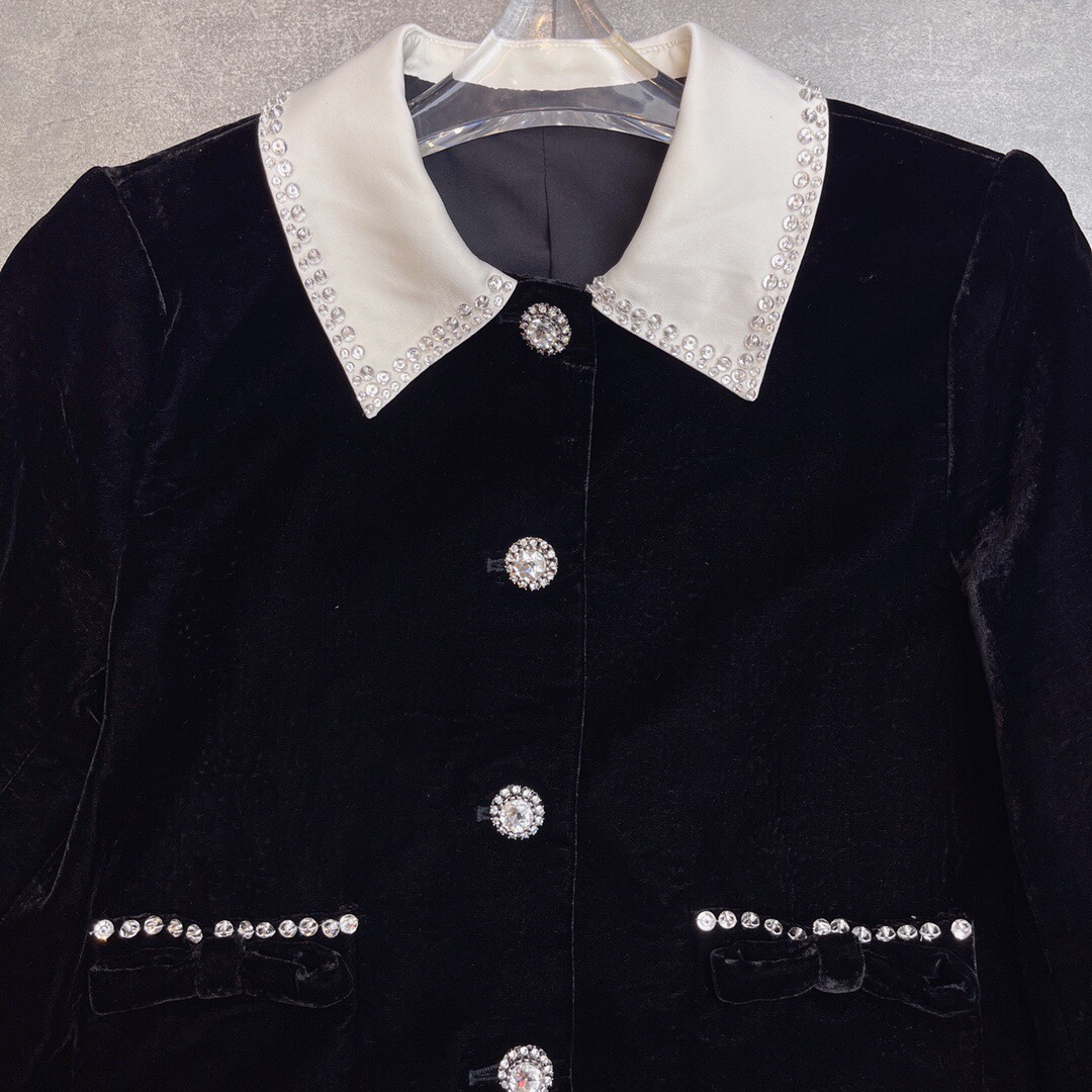 Luxurious Women’s Velvet Suit with Diamond Buttons, High Waist Design, Silk-Poly Blend - 图片 7