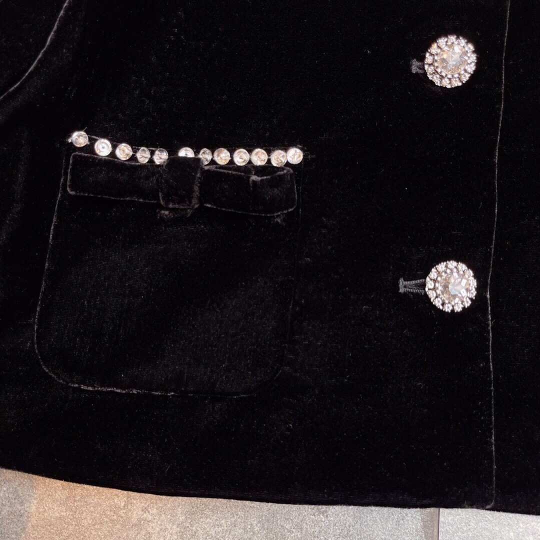 Luxurious Women’s Velvet Suit with Diamond Buttons, High Waist Design, Silk-Poly Blend - 图片 5