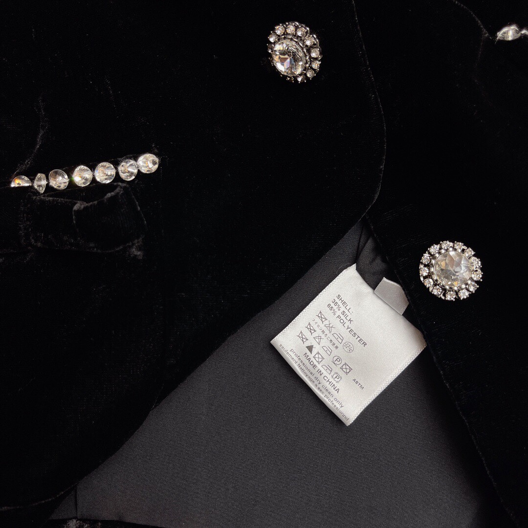 Luxurious Women’s Velvet Suit with Diamond Buttons, High Waist Design, Silk-Poly Blend - 图片 4