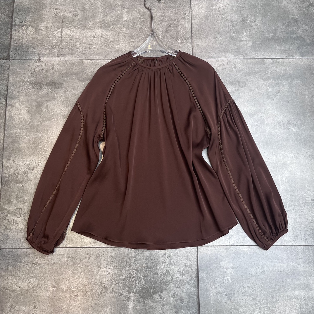 Sandro’s New Grail: High-Quality Women’s Clothes with Silk Fabric and Various Colors
