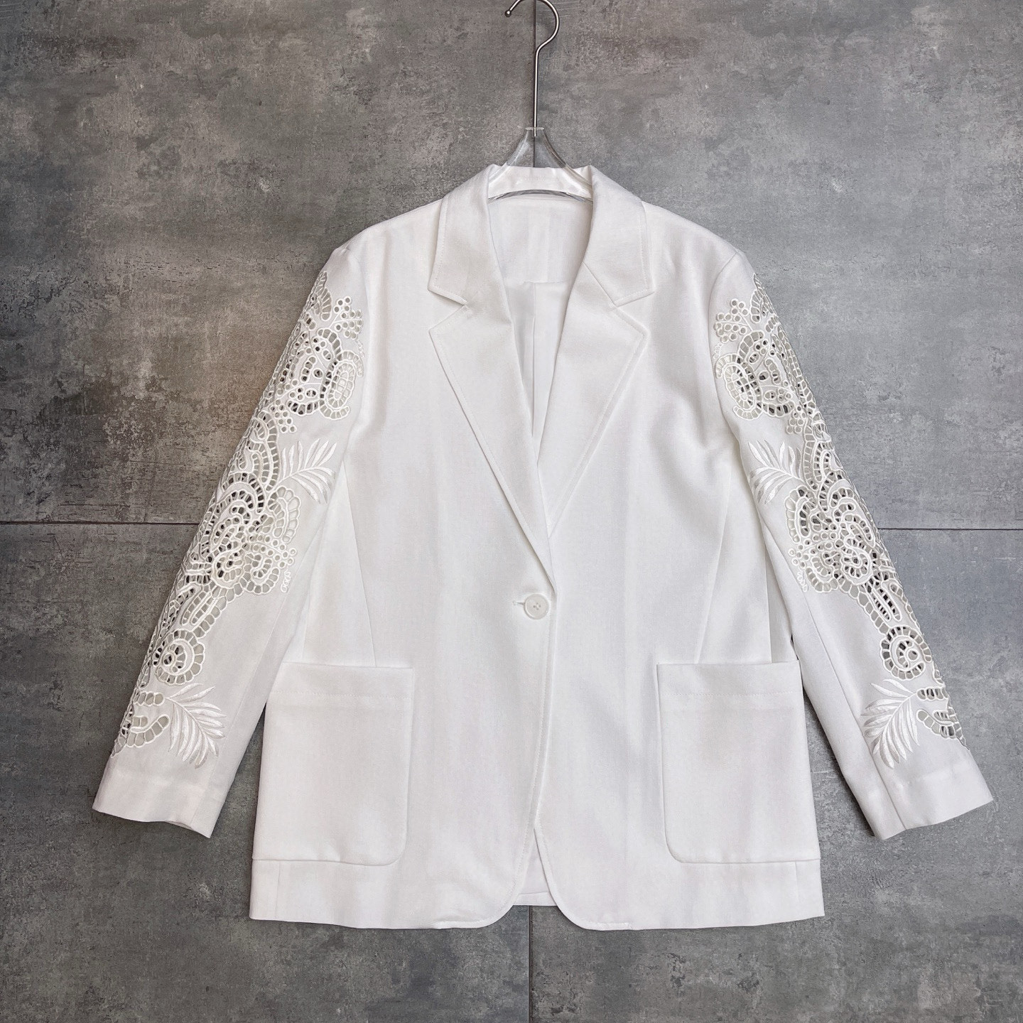 Title: P780 High-End Women’s Suit with Laser-Embroidered Sleeves, Autumn 2025 Collection Summary: New high-quality women’s suit with laser-embroidered sleeves