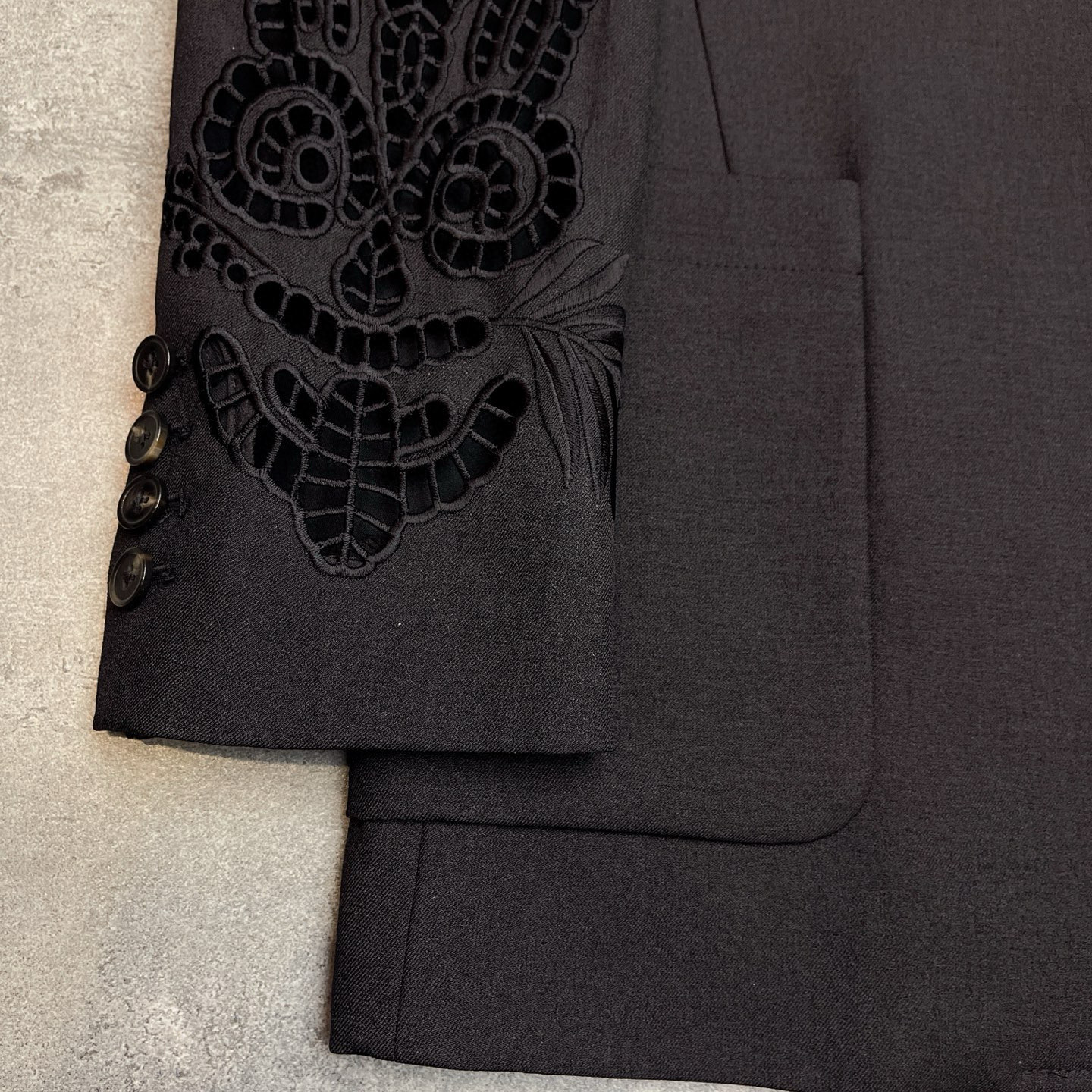 Title: High-End Women’s Suit with Laser-Embroidered Sleeves for Fall 2025 Summary: P780 women’s suit features simplified design, laser-embroidered sleeves, - 图片 4