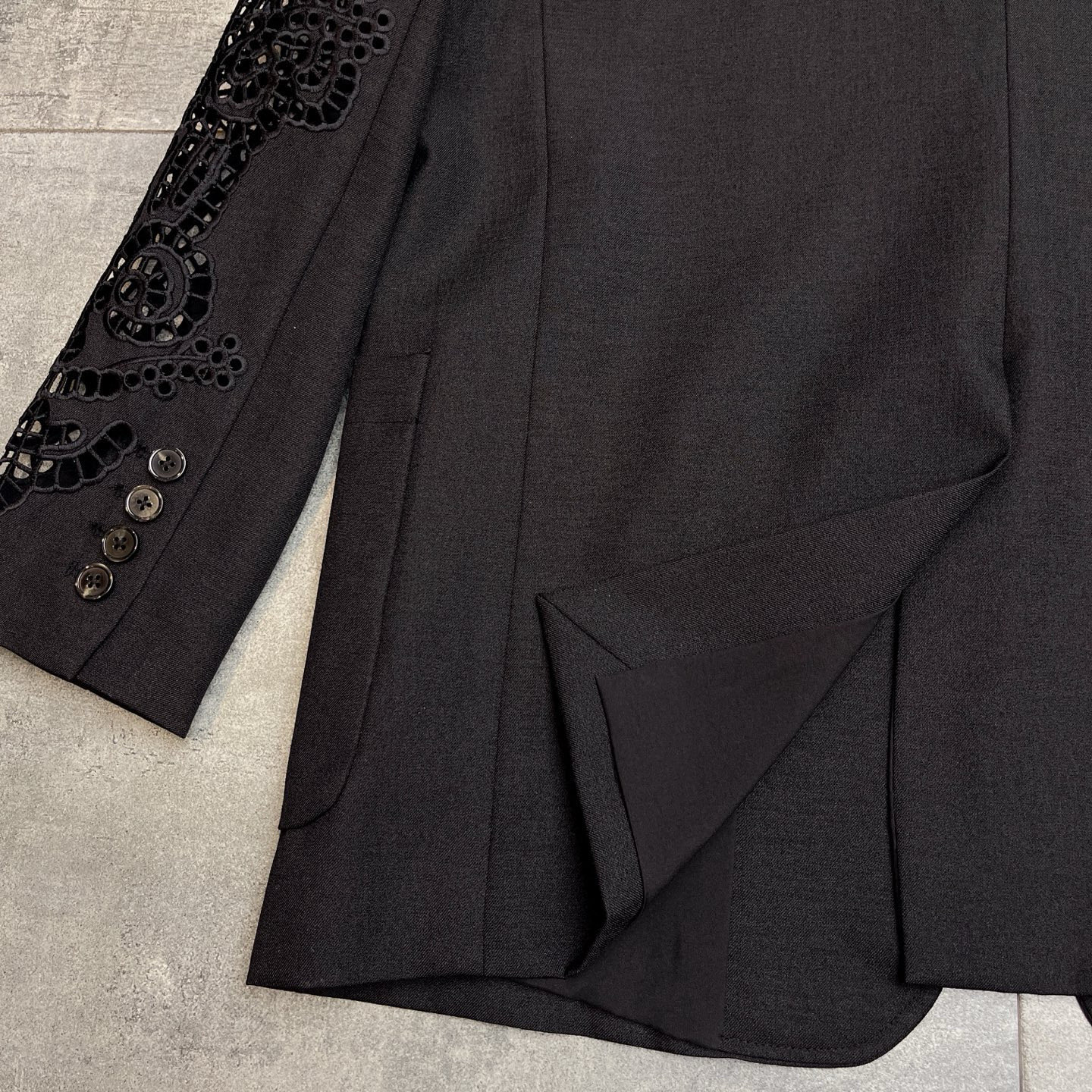 Title: High-End Women’s Suit with Laser-Embroidered Sleeves for Fall 2025 Summary: P780 women’s suit features simplified design, laser-embroidered sleeves, - 图片 9