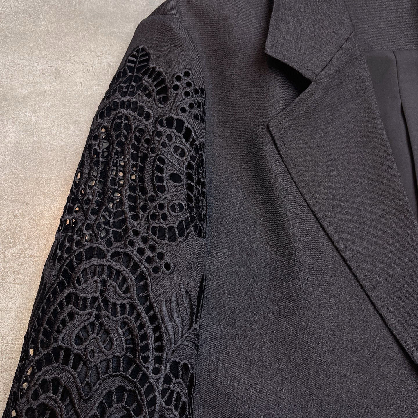 Title: High-End Women’s Suit with Laser-Embroidered Sleeves for Fall 2025 Summary: P780 women’s suit features simplified design, laser-embroidered sleeves, - 图片 3