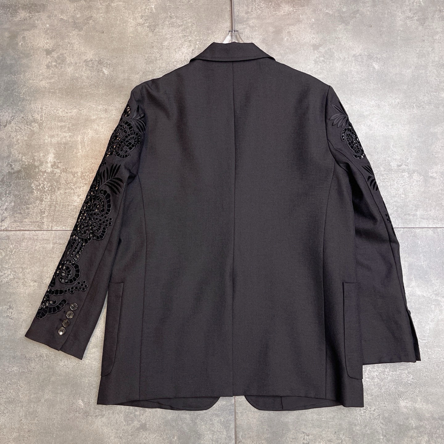 Title: High-End Women’s Suit with Laser-Embroidered Sleeves for Fall 2025 Summary: P780 women’s suit features simplified design, laser-embroidered sleeves, - 图片 7