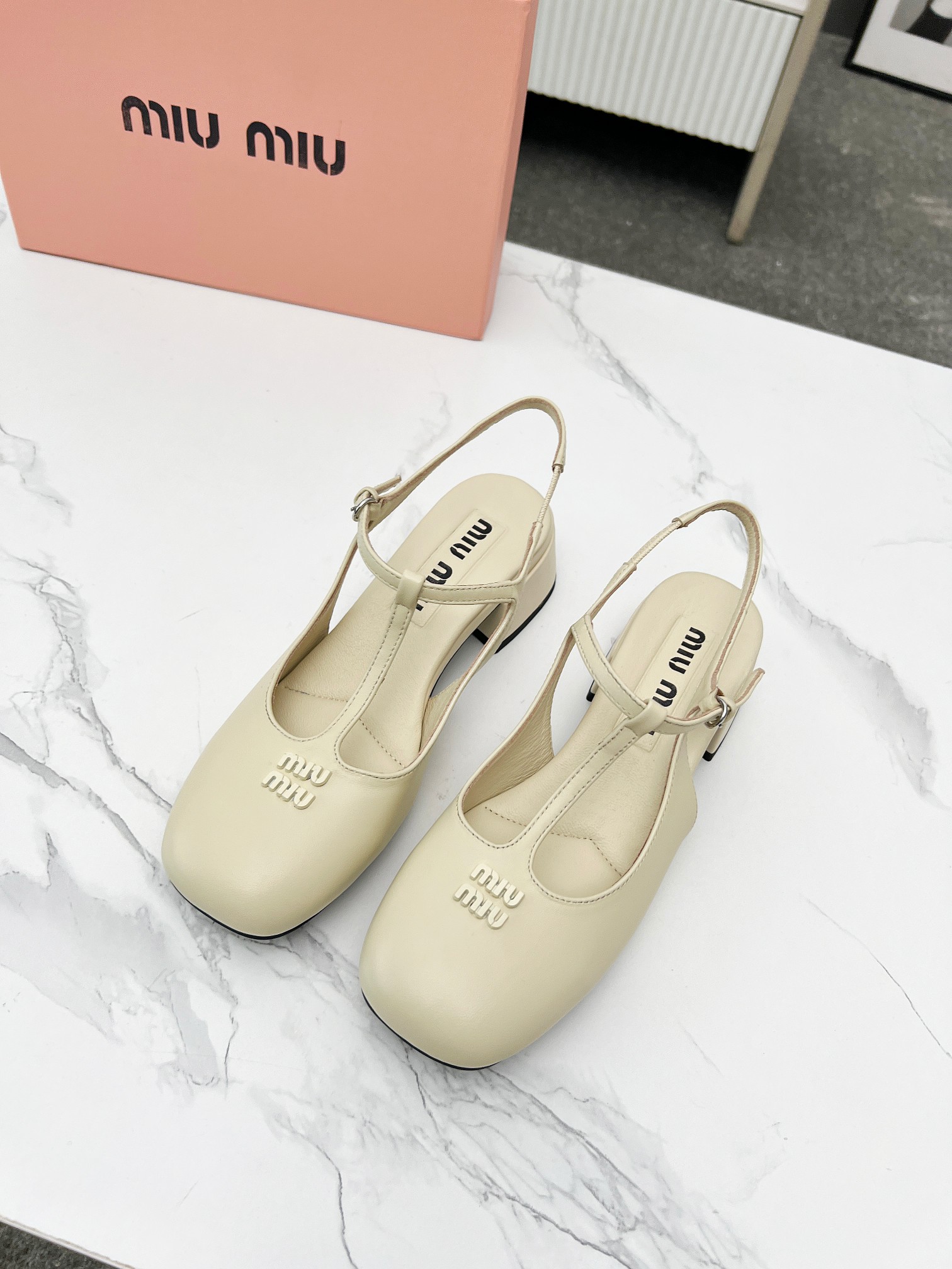 NO:231967,.Exclusive first launch MIUMIU* Miu Miu's new model of back-empty sandals. It looks good no matter how you wear it. This summer's fashionable favorite is not very comfortable. It is super comfortable to wear. Fabric sheepskin, ox paint. Inner sheepskin, outsole imitation leather sole size 35-39 (40.41 custom made without return or exchange), single shoes, miumiu, sandals, sheepskin19860909.独家首发MIUMIU*缪缪后空凉鞋年新款. 怎么穿都好看今夏时髦精最爱 看起来不怎么舒服 上脚超级舒服 面料羊皮,牛漆. 内里羊皮 大底仿真皮底 码数35-39（40.41订做不退换）,单鞋,miumiu,sandals,sheepskin,Women's Shoes