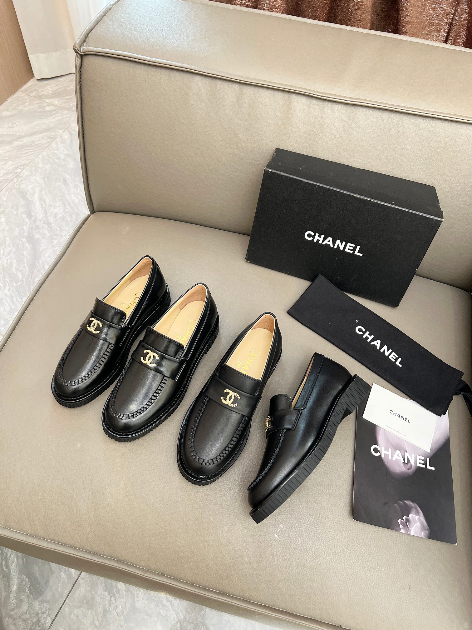 NO:231961,CHANEL Chanel Loafers Chanel Chanel's latest loafers, unique craftsmanship. It is versatile and slim-fitting style, paired with helloketty bow accessories, a loafer sock shoes with a superb appearance, which is amazing in any combination!  Imported calfskin, oily leather, mixed inner sheepskin, outsole, Italian leather injection molded outsole, heel height 2cm, size 35-40 (40. Customized, non-return, exchange), loafers, chanel, chanel, loafers, cowhide, sheepskin, socks19860909CHANEL香奈儿乐福鞋 Chanel香奈儿最新乐福鞋,独特工艺. 百搭显脚瘦气质款,搭配helloketty蝴蝶结配饰,颜值爆棚的一款乐福鞋袜子鞋,任意搭配都很绝！ 鞋面进口小牛皮,油皮 内里混种羊皮 大底意大利真皮注塑大底 跟高2cm 码数35-40（40.定制不退换）,乐福鞋,chanel,chanel,loafers,cowhide,sheepskin,socks,Women's Shoes