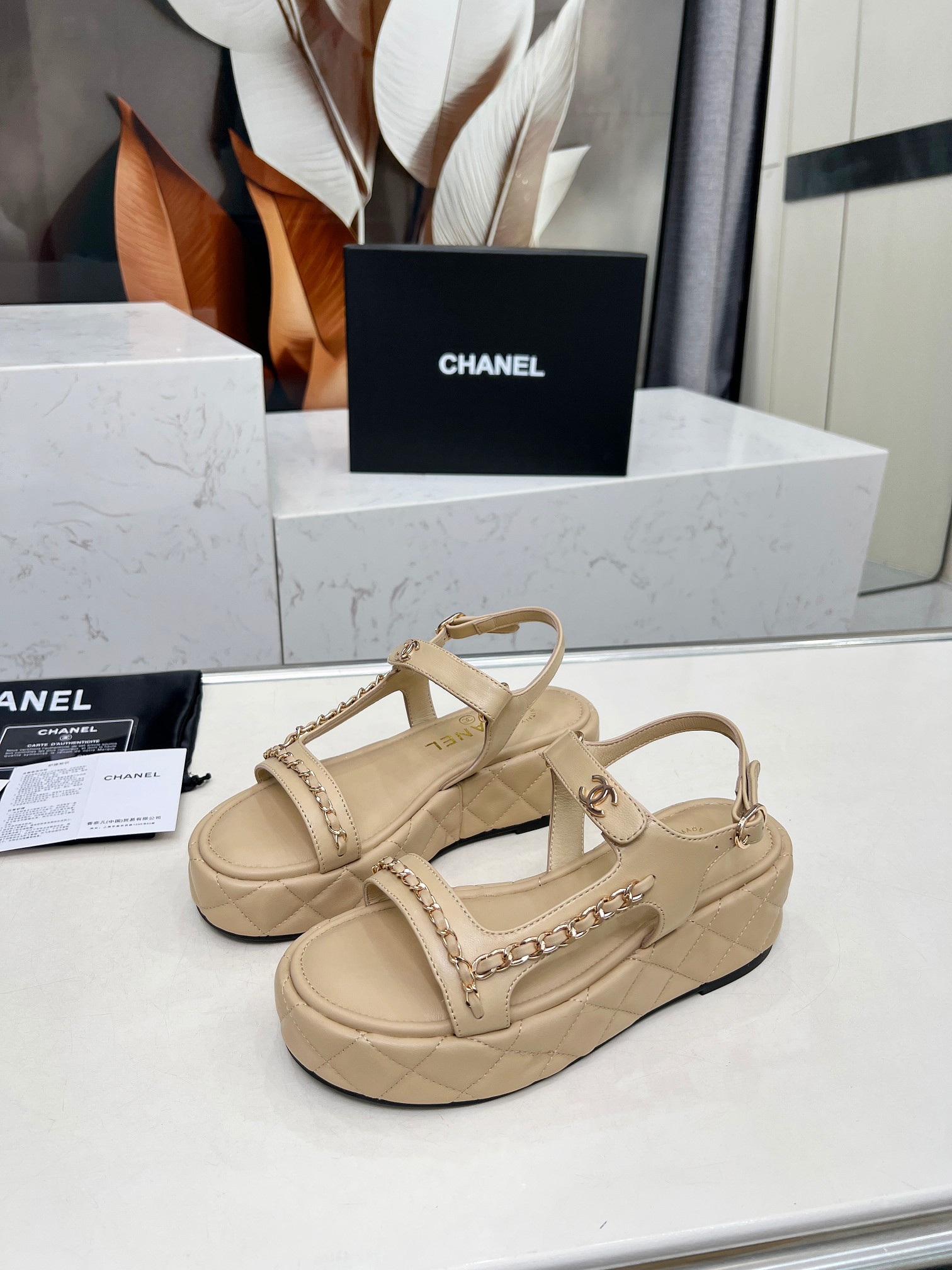 NO:227246,Top version Chanel Chanel - 2025 spring model, top chain sandals for counter This classic design; extraordinary love embraces a variety of color matching elements... Diversified mix and match are very beautiful and versatile, very light on the feet, comfortable, super delicate and elegant, can take care of the outdoors... Go material The upper is made of original imported sheepskin, the inner lining is made of original sheepskin inner lining, outsole based on original mold opening, the counter is made of high-quality packaging for women 35–40 (customized for 41) Three colors are available (black, white, apricot), sandals, chanel, chanel, sandals, sheepskin19860909顶级版本 Chanel香奈儿——2025春款 专柜顶级链条凉鞋 这款经典设计；不平凡的爱拥入了多种配色元素…… 多元化混搭非常好看百搭,上脚非常轻巧 舒适超级秀气优雅的一款户外都能兼顾…… Go 材料 鞋面采用 原版进口羊皮 内里采用 原版羊皮内里 大底根据 原版开模大底 专柜精品包装全套女35–40（41定做） 三色可选（黑色 白色 杏色）,凉鞋,chanel,chanel,sandals,sheepskin,Women's Shoes