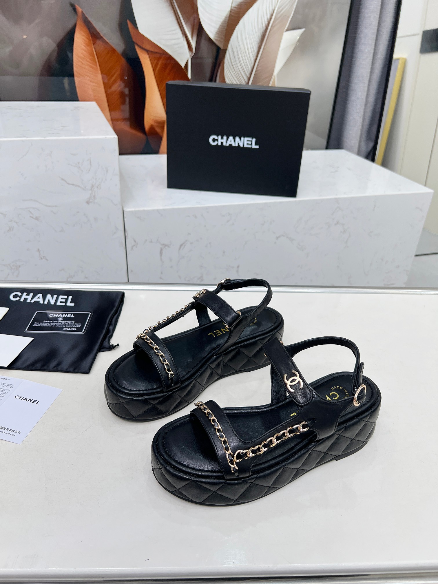 NO:231153,Top version Chanel Chanel - 2025 spring model, top chain sandals for counter This classic design; extraordinary love embraces a variety of color matching elements... Diversified mix and match are very beautiful and versatile, very light on the feet, comfortable, super delicate and elegant, can take care of the outdoors... Go material The upper is made of original imported sheepskin, the inner lining is made of original sheepskin inner lining, outsole based on original mold opening, the counter is made of high-quality packaging for women 35–40 (customized for 41) Three colors are available (black, white, apricot), sandals, chanel, chanel, sandals, sheepskin19860909顶级版本 Chanel香奈儿——2025春款 专柜顶级链条凉鞋 这款经典设计；不平凡的爱拥入了多种配色元素…… 多元化混搭非常好看百搭,上脚非常轻巧 舒适超级秀气优雅的一款户外都能兼顾…… Go 材料 鞋面采用 原版进口羊皮 内里采用 原版羊皮内里 大底根据 原版开模大底 专柜精品包装全套女35–40（41定做） 三色可选（黑色 白色 杏色）,凉鞋,chanel,chanel,sandals,sheepskin,Women's Shoes
