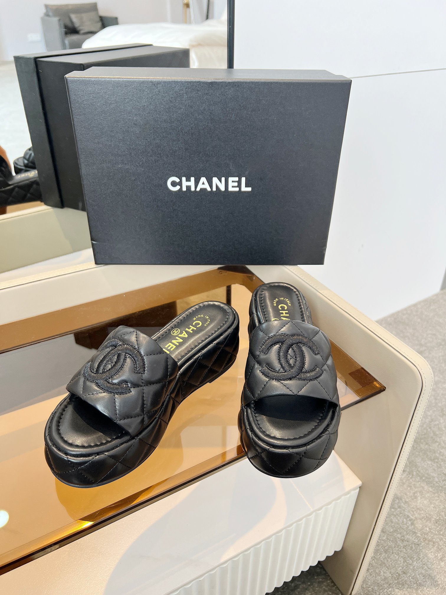 NO:231959,CHANEL｜Xiaoxiang 5/ New spring and summer vacation lazy mop. New design Simple and versatile with super beautiful little mop. How to look good... Fabric sheepskin inner sheepskin color white, apricot color, black. The water platform height is about 5cm, welcome to place an order, slippers, chanel, slippers, sheepskin19860909CHANEL｜小香5/ 春夏新品度假懒人拖.全新设计 简约百搭上脚超级美的的小拖 怎么看怎么好看… 面料羊皮 内里羊皮 颜色白色,杏色,黑色. 水台高约5cm,,欢迎下单,拖鞋,chanel,slippers,sheepskin,Women's Shoes