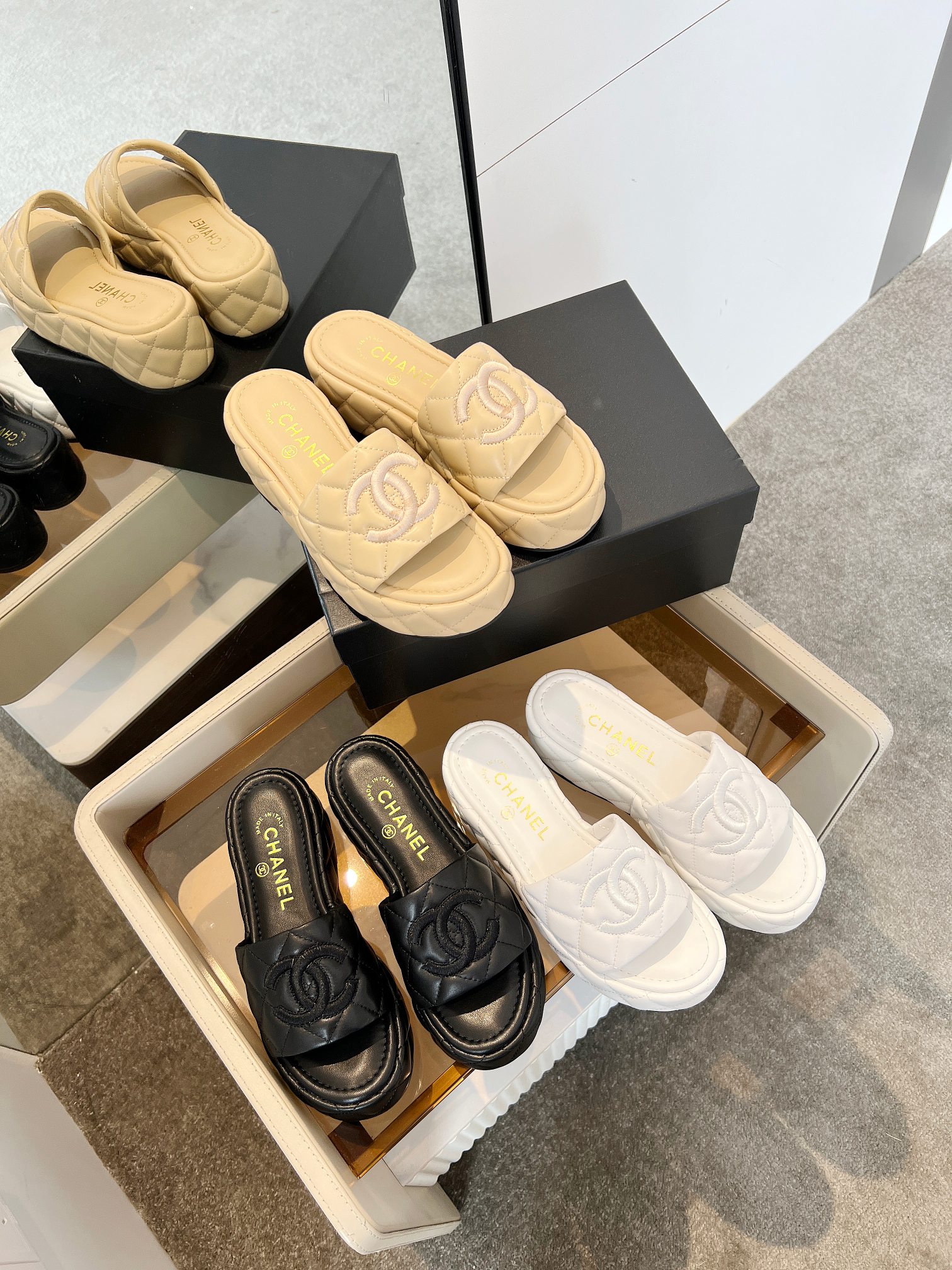 NO:240572,CHANEL｜Grandma Xiaoxiang 5/ New spring and summer vacation lazy strokes. New design Simple and versatile with super beautiful strokes. How to look good... Fabric sheepskin inner sheepskin color white, apricot color, black. Water platform height is about 5cm, slippers, chanel, slippers, sheepskin19860909CHANEL｜小香奶奶5/ 春夏新品度假懒人拖.全新设计 简约百搭上脚超级美的的小拖 怎么看怎么好看… 面料羊皮 内里羊皮 颜色白色,杏色,黑色. 水台高约5cm,拖鞋,chanel,slippers,sheepskin,Women's Shoes