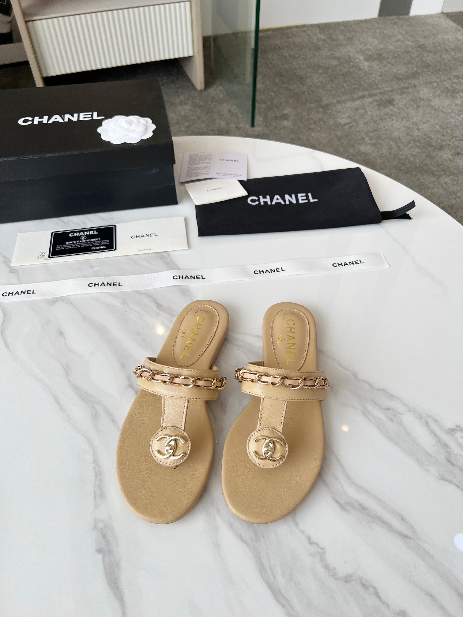 NO:240563,CHANEL｜Xiaoxiang 25 Spring and Summer New Products Double C Chain Series Flip-Flip-Flop Slipper Sandals Chain Sandals This year's big hit. It has been impressed by its beauty and is casual and natural. It also has the classic domineering style of Xiangjia from leather to hardware. It is comfortable and fashionable. The fabric is lambskin. The inside tiptoe silk sheepskin Italian leather outsole. Size: 35-39 (customized by 40/41), split-toe shoes, chanel, chanel, sandals, slippers, sheepskin, Leather soles19860909CHANEL｜小香25春夏新品 双C链条系列夹脚拖鞋凉鞋 链条凉鞋今年的大爆款 已被它的美貌折服得随性自然 又有香家经典的霸道 从皮质到五金满满的高级感 上脚舒适又洋气 面料采用进小羊皮 内里踮脚丝绸羊皮 意大利真皮大底 码数:35-39 (40/41定制),分趾鞋,chanel,chanel,sandals,slippers,sheepskin,Leather soles,Women's Shoes